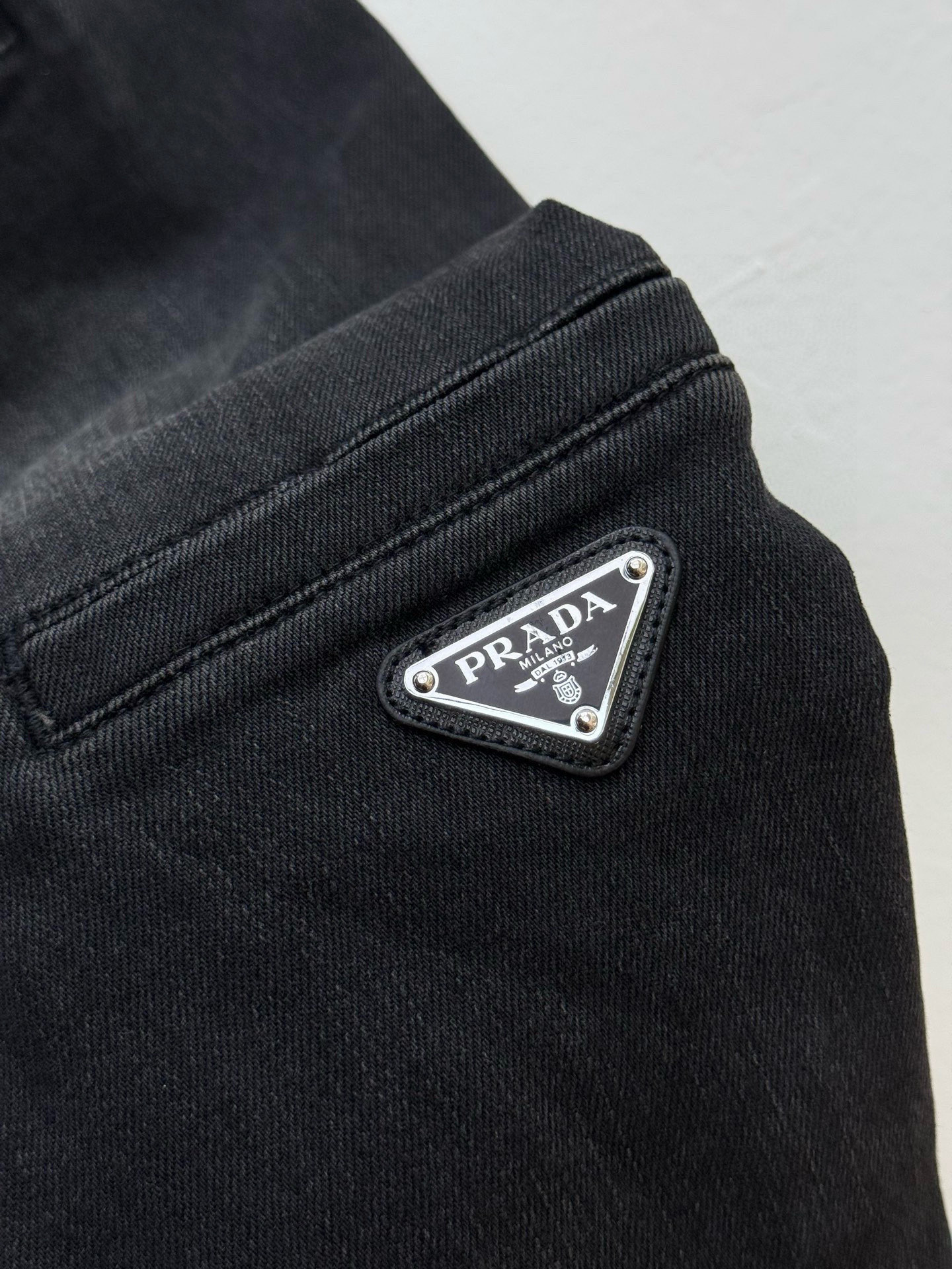 PR·水洗做旧徽标牛仔裤、代工厂出品秋季新品经典的直筒微锥版型，搭配仿旧水洗，赋予其复古与现代融合的都市