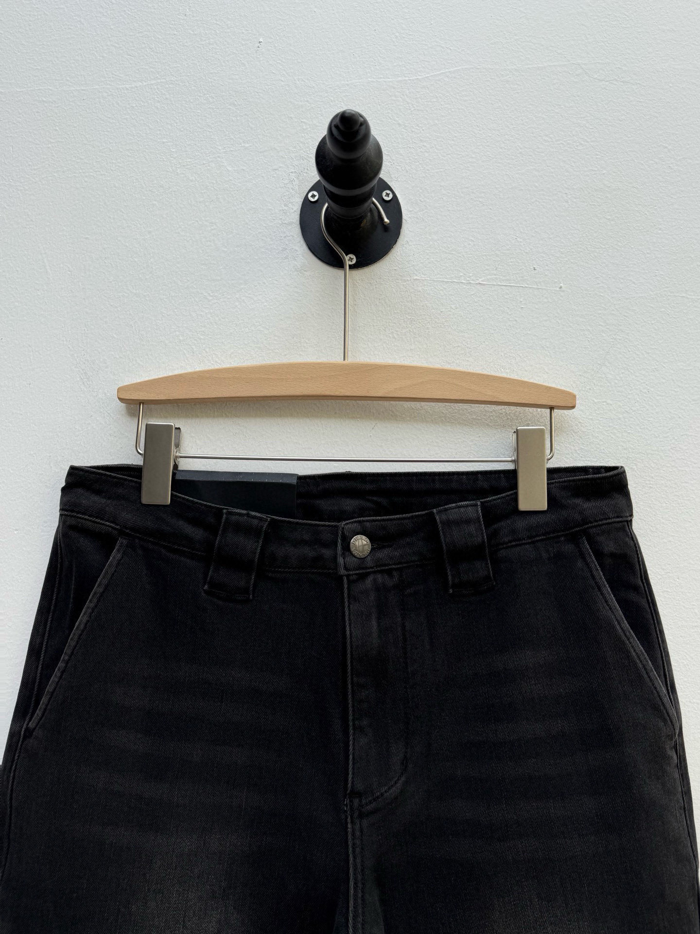 PR·水洗做旧徽标牛仔裤、代工厂出品秋季新品经典的直筒微锥版型，搭配仿旧水洗，赋予其复古与现代融合的都市