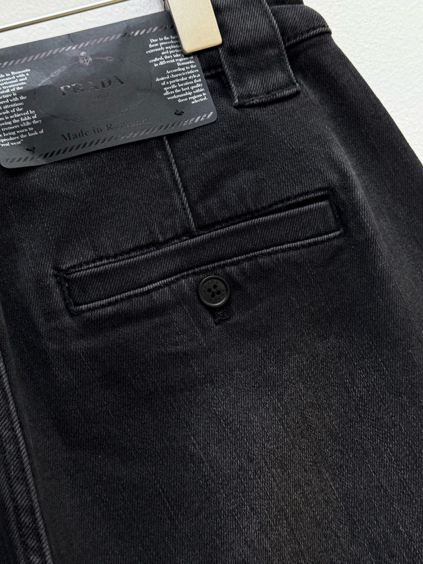 PR·水洗做旧徽标牛仔裤、代工厂出品秋季新品经典的直筒微锥版型，搭配仿旧水洗，赋予其复古与现代融合的都市