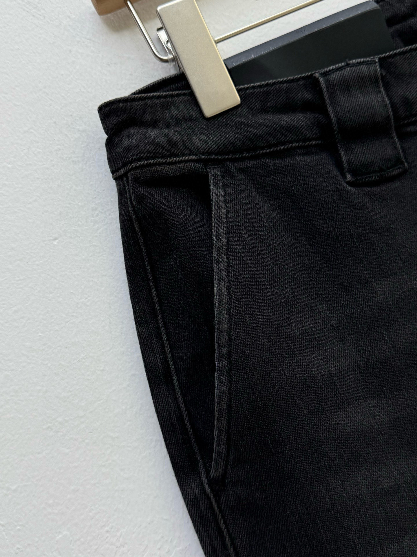 PR·水洗做旧徽标牛仔裤、代工厂出品秋季新品经典的直筒微锥版型，搭配仿旧水洗，赋予其复古与现代融合的都市