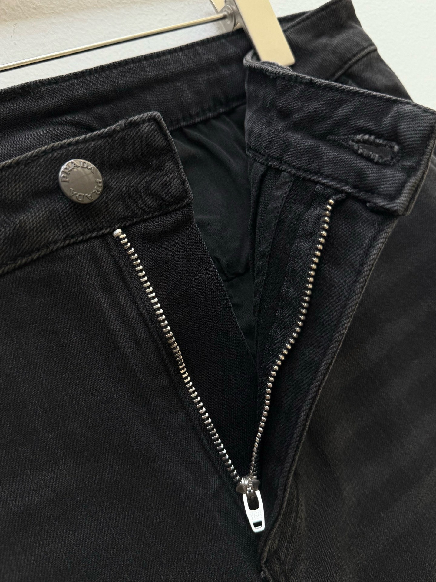 PR·水洗做旧徽标牛仔裤、代工厂出品秋季新品经典的直筒微锥版型，搭配仿旧水洗，赋予其复古与现代融合的都市