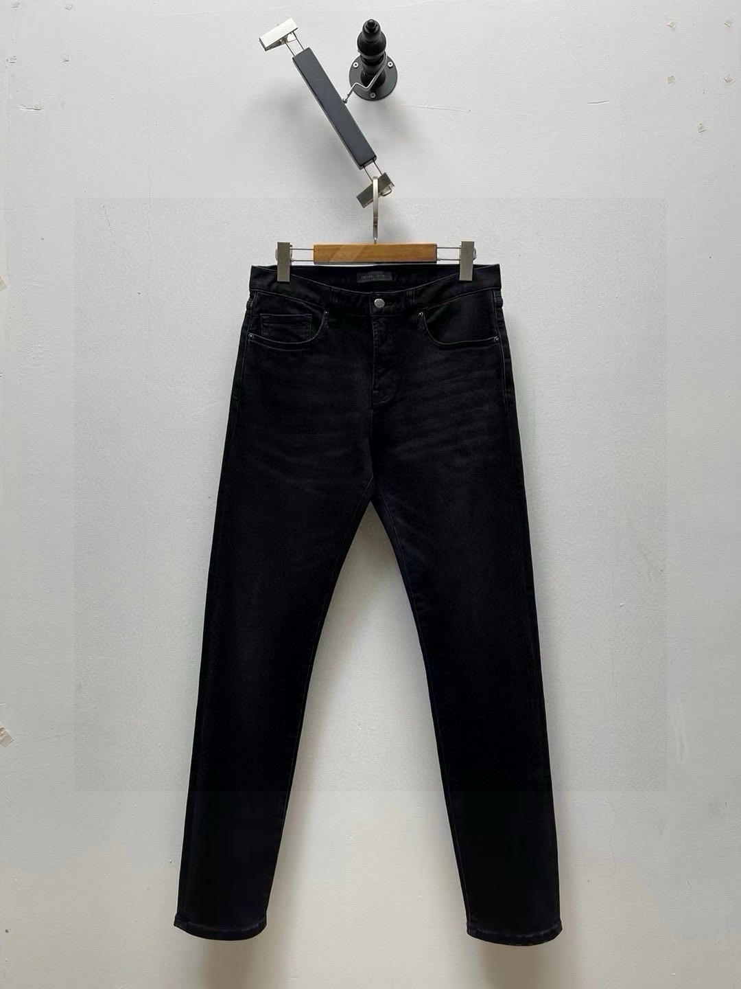 PR·炭黑修身牛仔裤、代工厂出品。经典五袋款选用日本丹宁牛仔布、有弹性、质地柔软、穿着舒适、裤型很赞！重