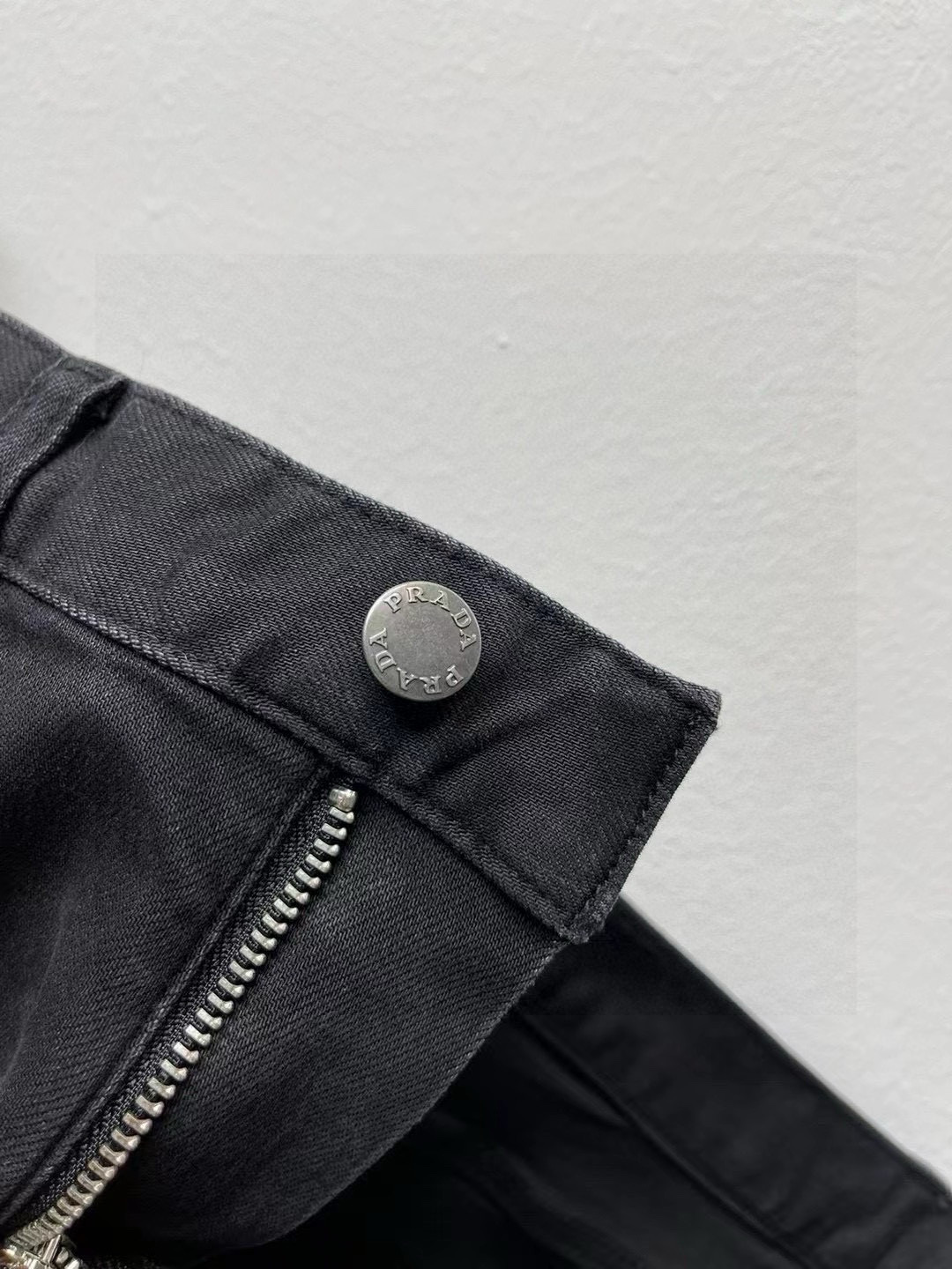 PR·炭黑修身牛仔裤、代工厂出品。经典五袋款选用日本丹宁牛仔布、有弹性、质地柔软、穿着舒适、裤型很赞！重