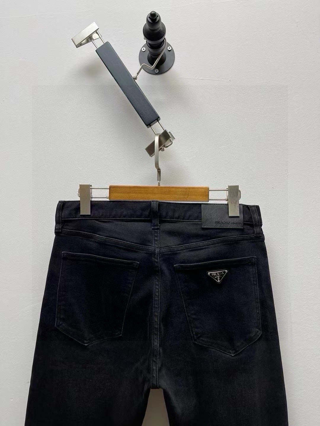 PR·炭黑修身牛仔裤、代工厂出品。经典五袋款选用日本丹宁牛仔布、有弹性、质地柔软、穿着舒适、裤型很赞！重