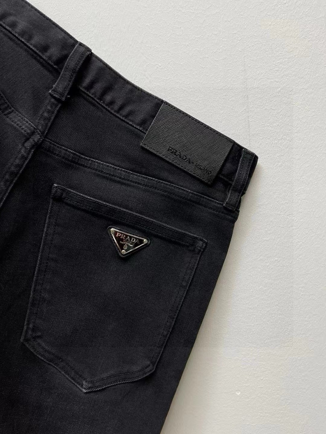 PR·炭黑修身牛仔裤、代工厂出品。经典五袋款选用日本丹宁牛仔布、有弹性、质地柔软、穿着舒适、裤型很赞！重