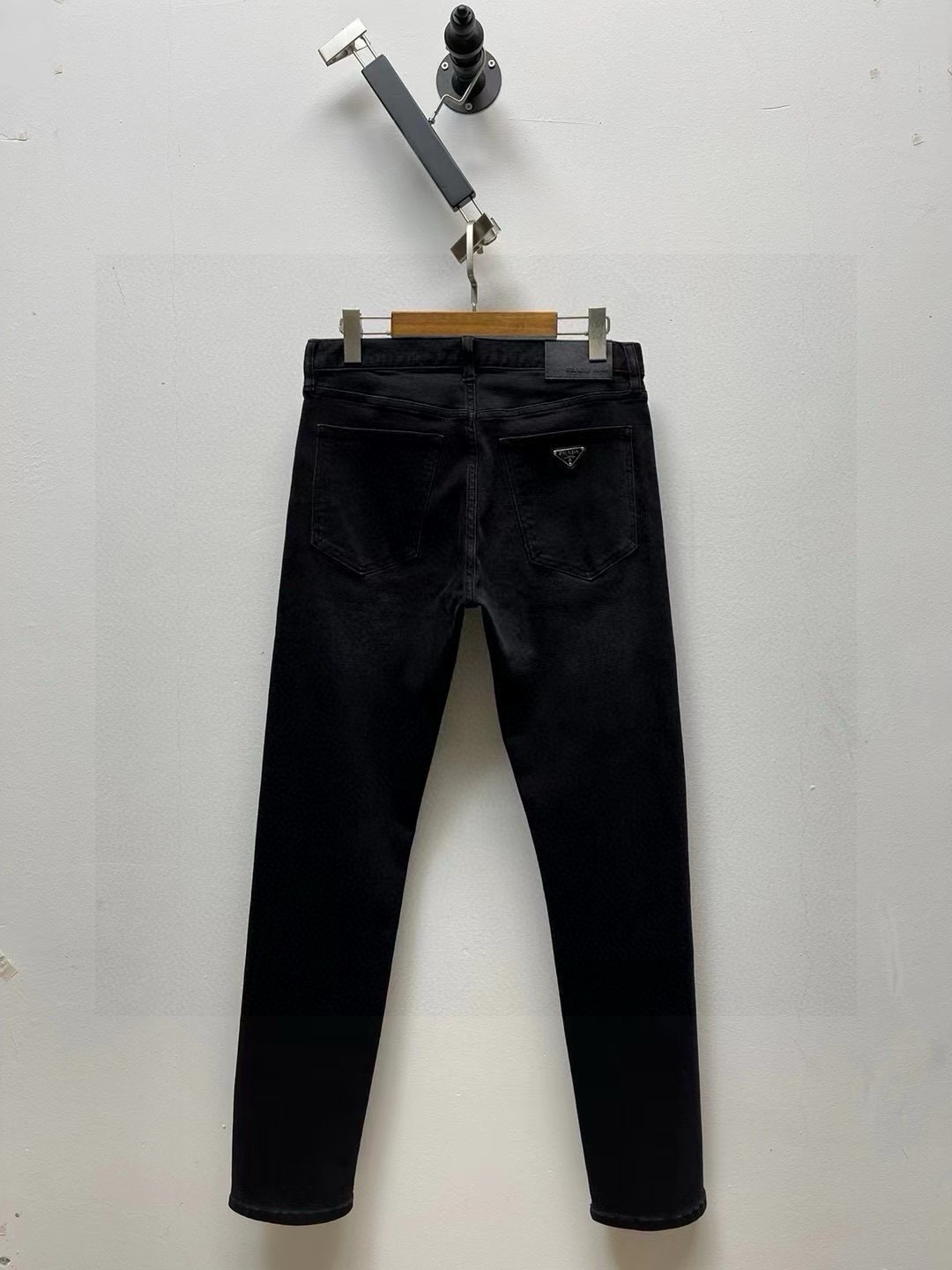 PR·炭黑修身牛仔裤、代工厂出品。经典五袋款选用日本丹宁牛仔布、有弹性、质地柔软、穿着舒适、裤型很赞！重