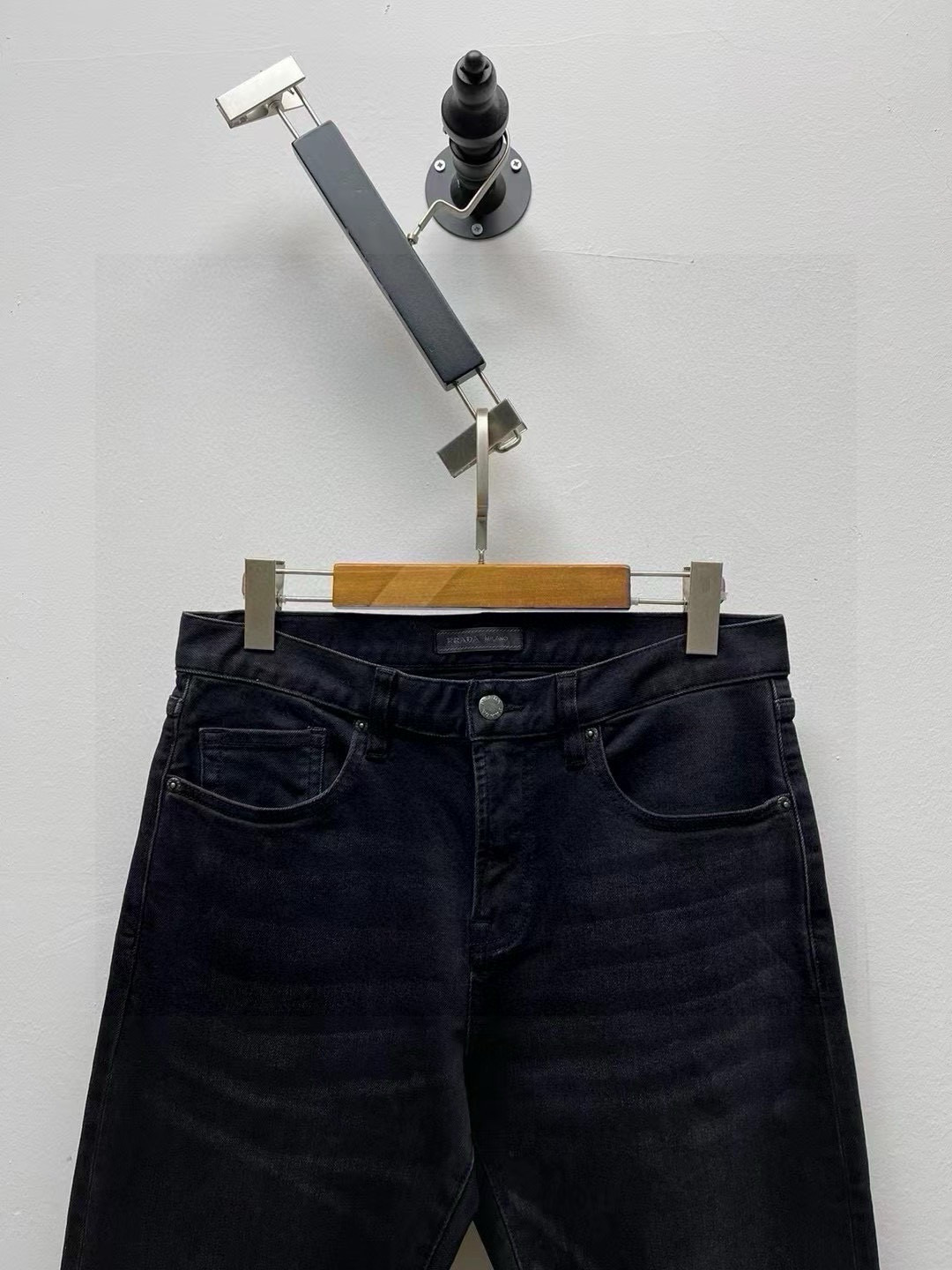 PR·炭黑修身牛仔裤、代工厂出品。经典五袋款选用日本丹宁牛仔布、有弹性、质地柔软、穿着舒适、裤型很赞！重