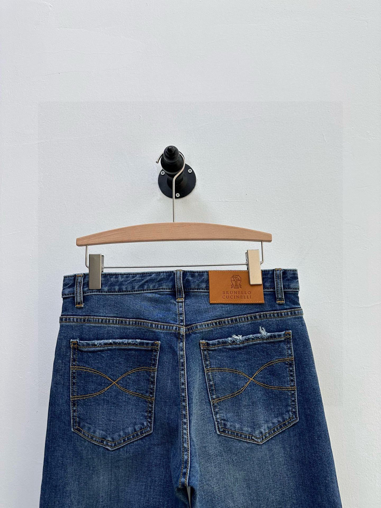 BC·Brunello Cucinelli 五袋牛仔裤弹力丹宁牛仔质密柔软、舒适有型。小直筒版型石洗靛蓝