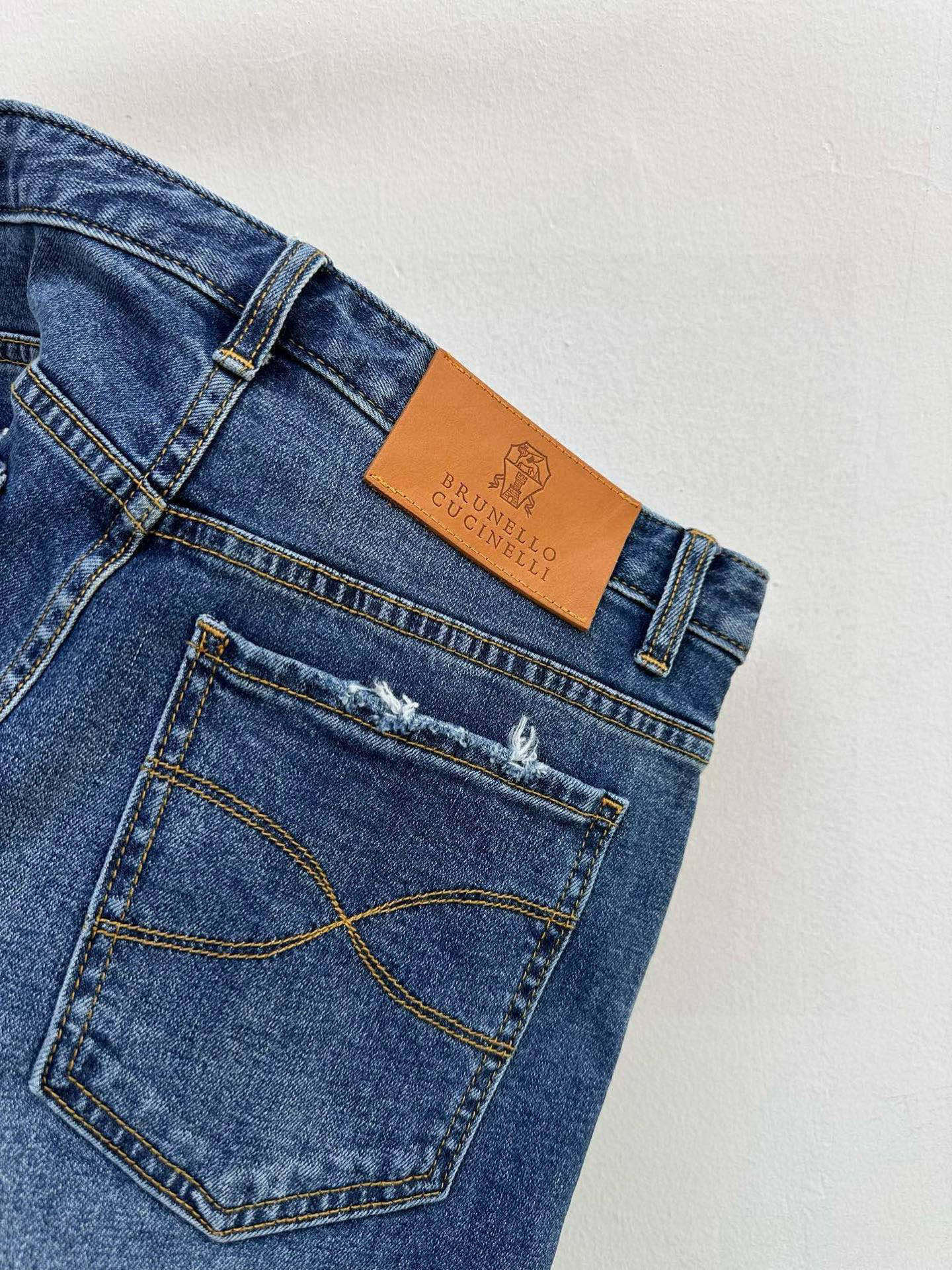 BC·Brunello Cucinelli 五袋牛仔裤弹力丹宁牛仔质密柔软、舒适有型。小直筒版型石洗靛蓝