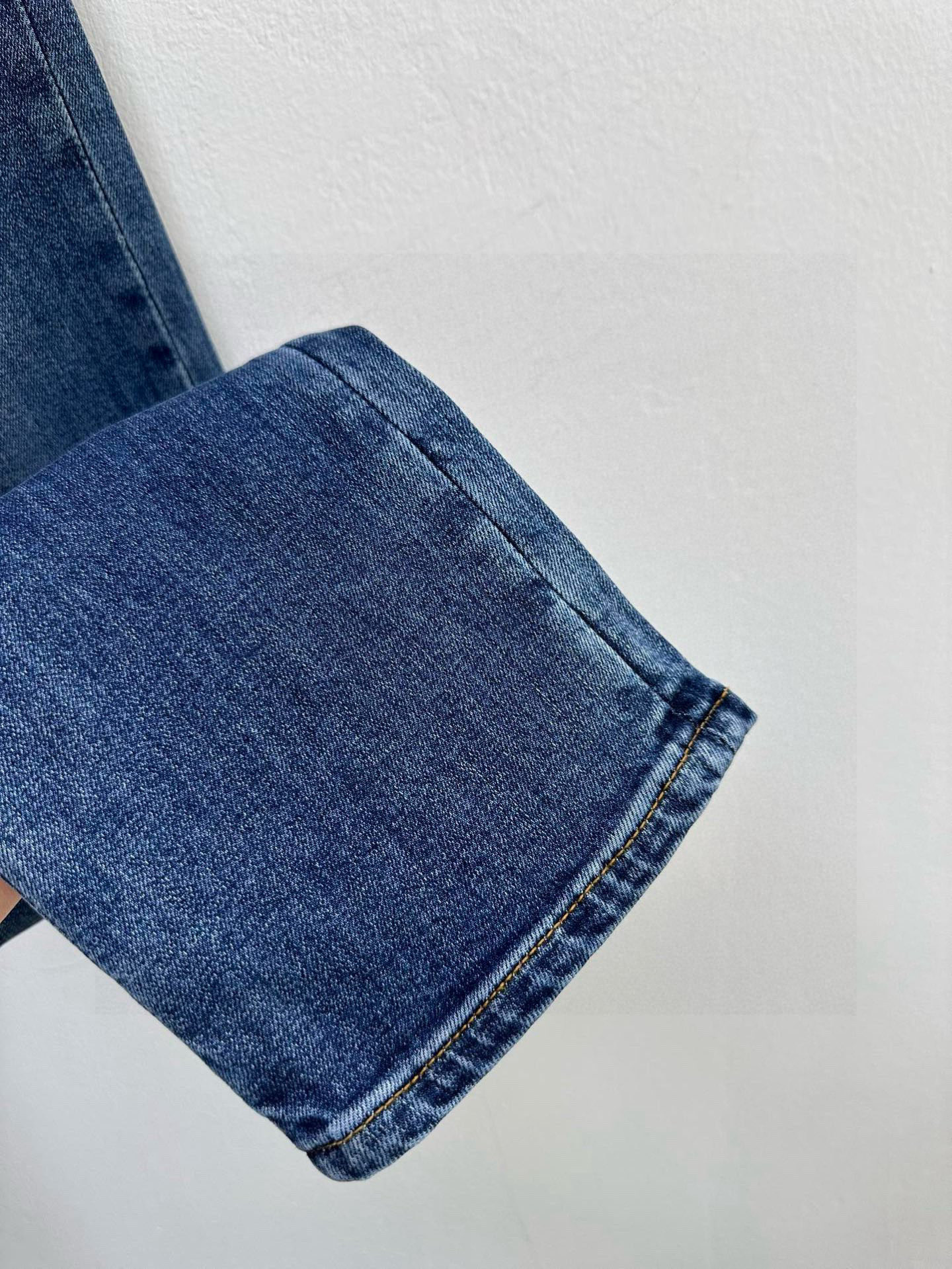 BC·Brunello Cucinelli 五袋牛仔裤弹力丹宁牛仔质密柔软、舒适有型。小直筒版型石洗靛蓝