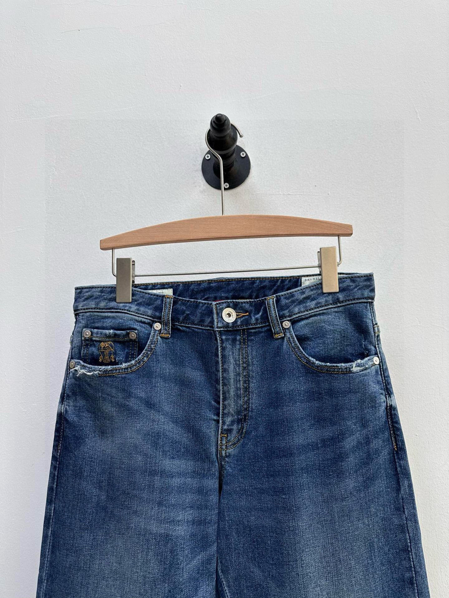 BC·Brunello Cucinelli 五袋牛仔裤弹力丹宁牛仔质密柔软、舒适有型。小直筒版型石洗靛蓝