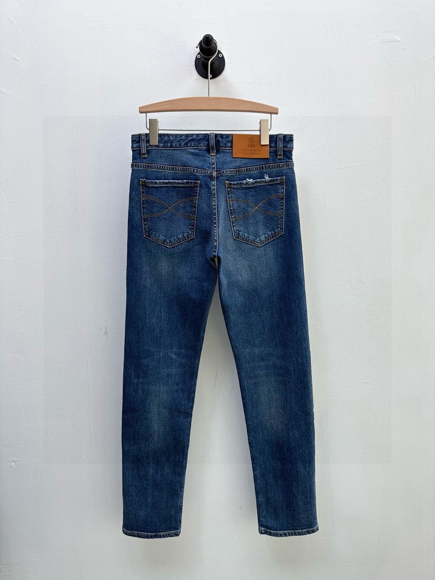 BC·Brunello Cucinelli 五袋牛仔裤弹力丹宁牛仔质密柔软、舒适有型。小直筒版型石洗靛蓝