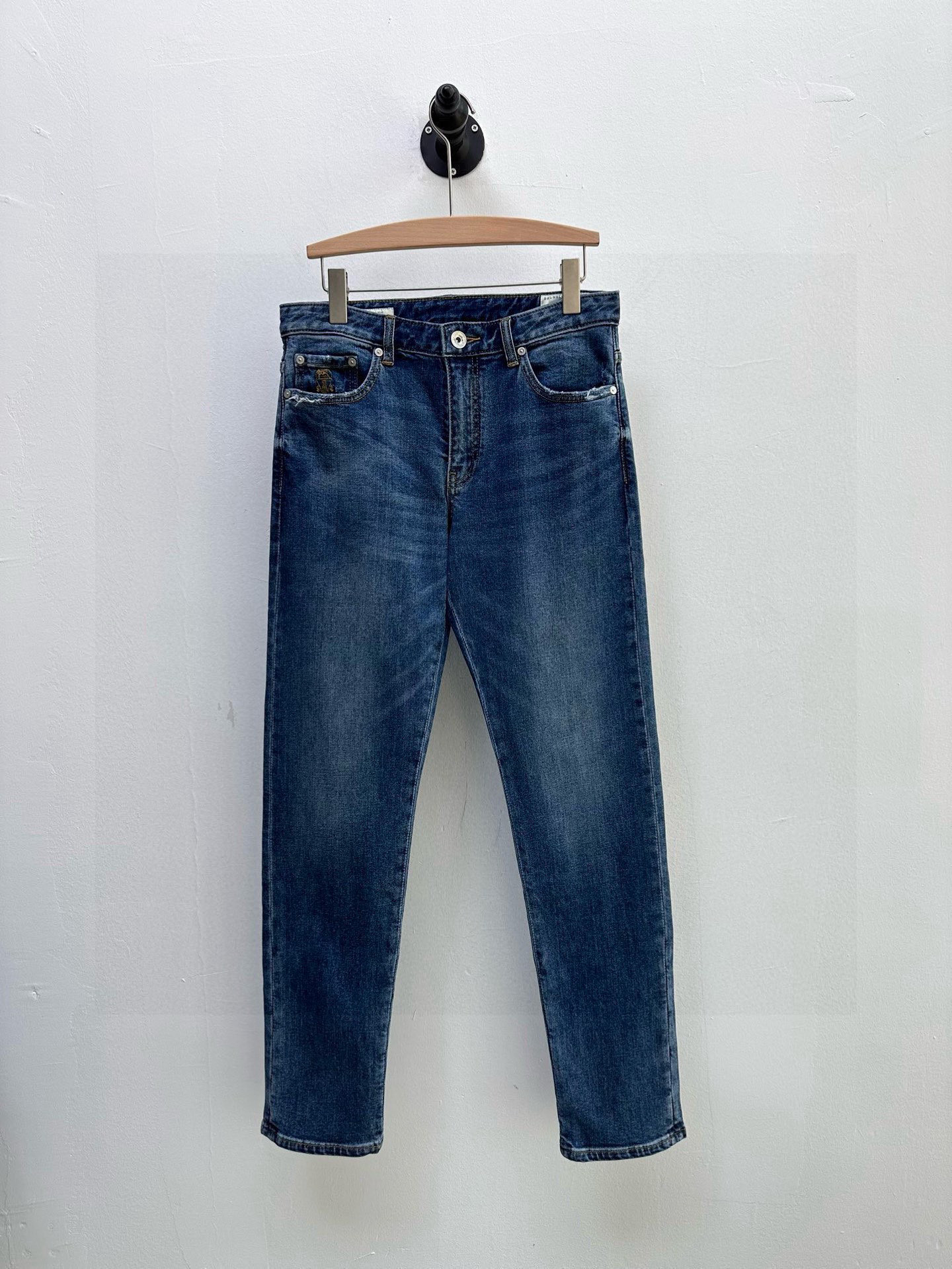 BC·Brunello Cucinelli 五袋牛仔裤弹力丹宁牛仔质密柔软、舒适有型。小直筒版型石洗靛蓝