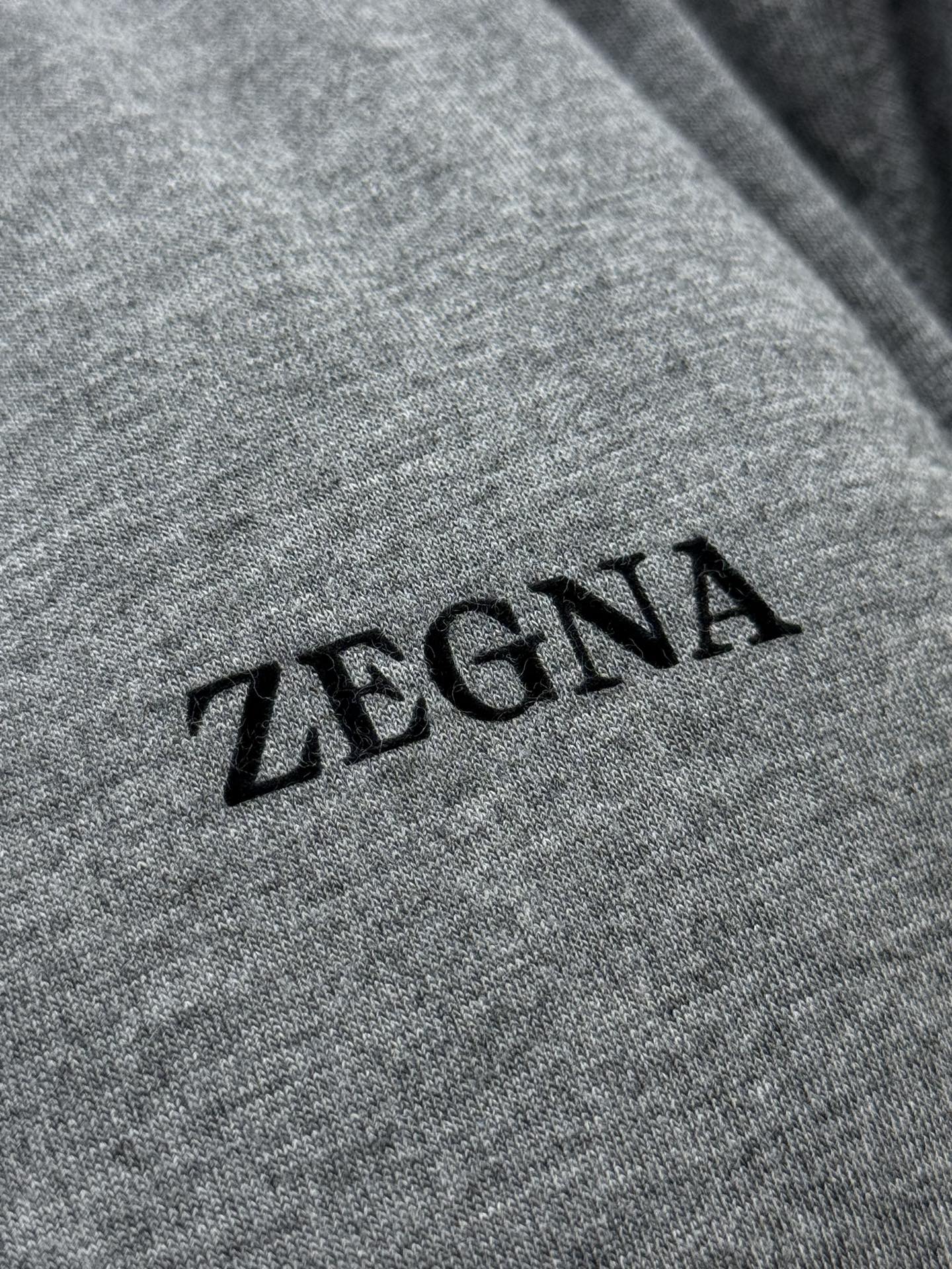 Zz·微纤维双面穿立领夹克外套、代工厂出品早秋新品这款夹克选用经典的“Brezza”版型，搭配微纤维面料