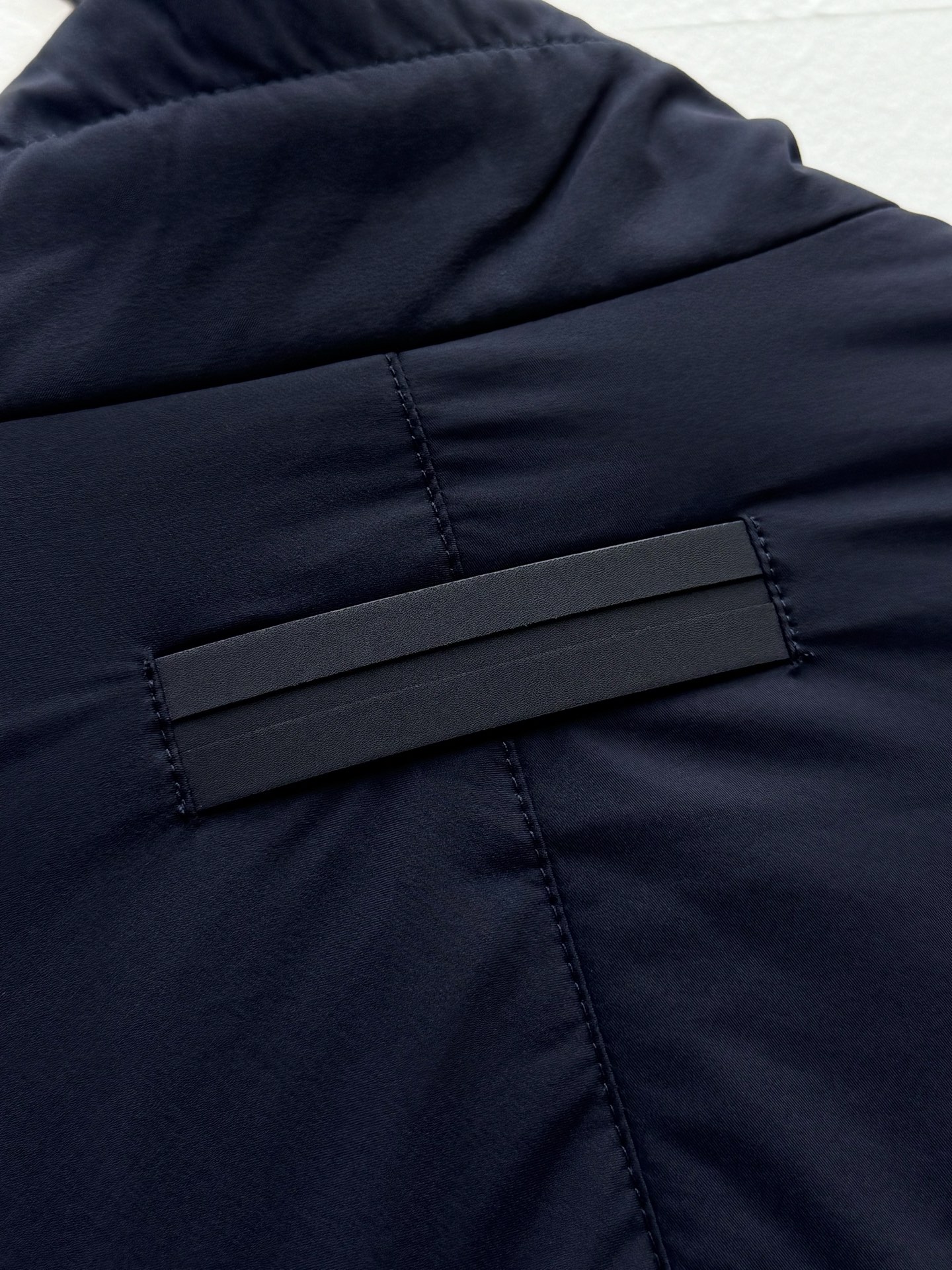 Zz·微纤维双面穿立领夹克外套、代工厂出品早秋新品这款夹克选用经典的“Brezza”版型，搭配微纤维面料