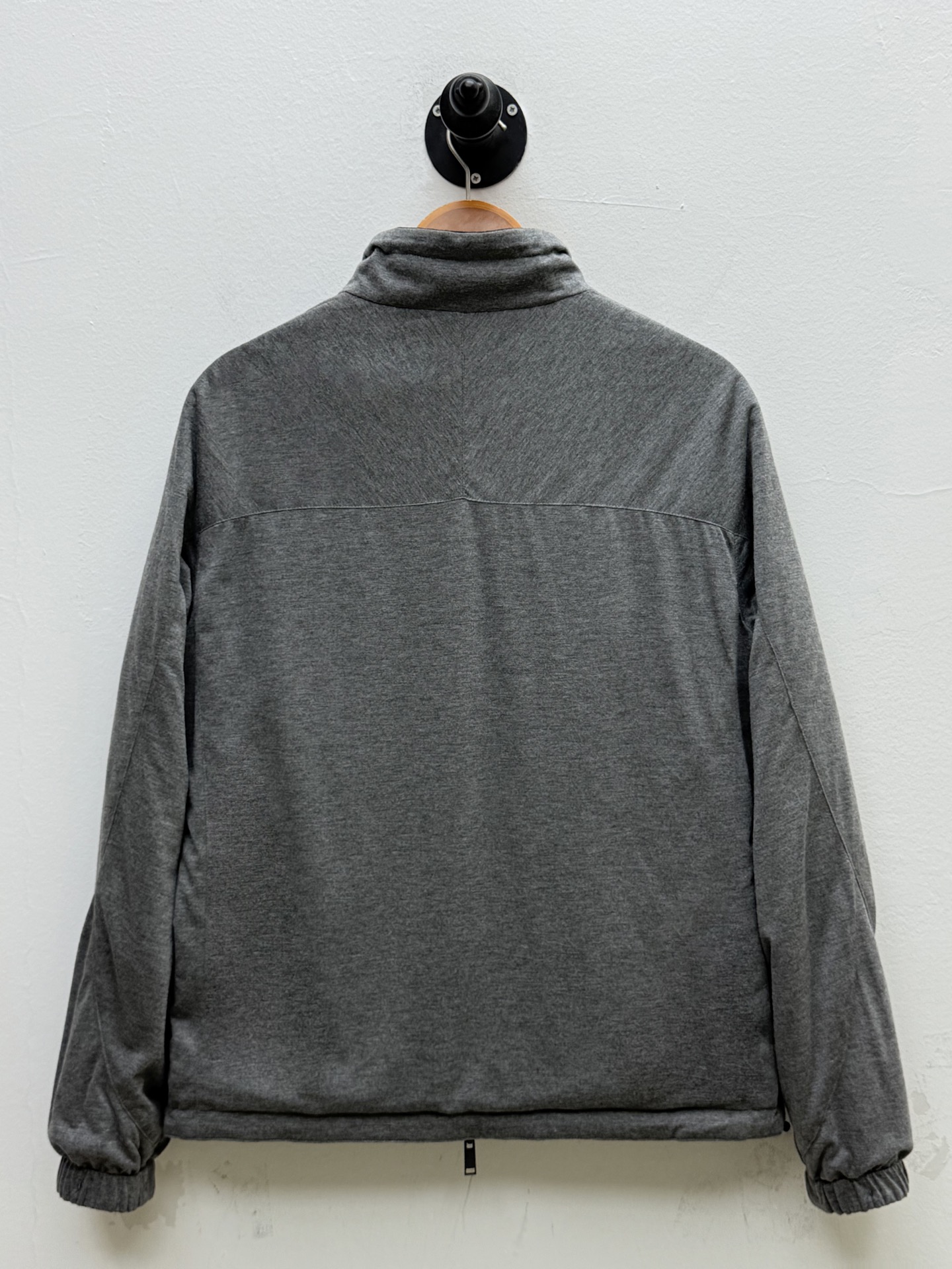 Zz·微纤维双面穿立领夹克外套、代工厂出品早秋新品这款夹克选用经典的“Brezza”版型，搭配微纤维面料