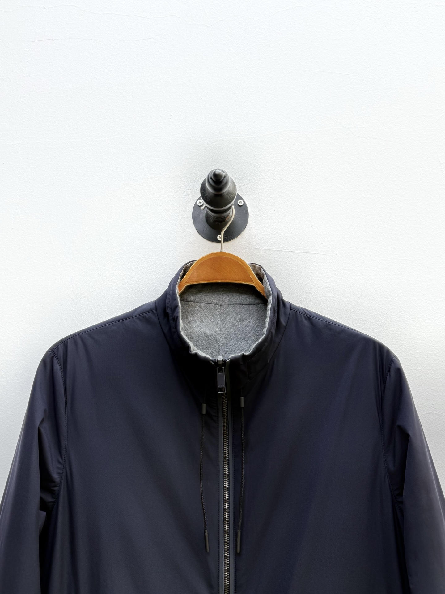 Zz·微纤维双面穿立领夹克外套、代工厂出品早秋新品这款夹克选用经典的“Brezza”版型，搭配微纤维面料