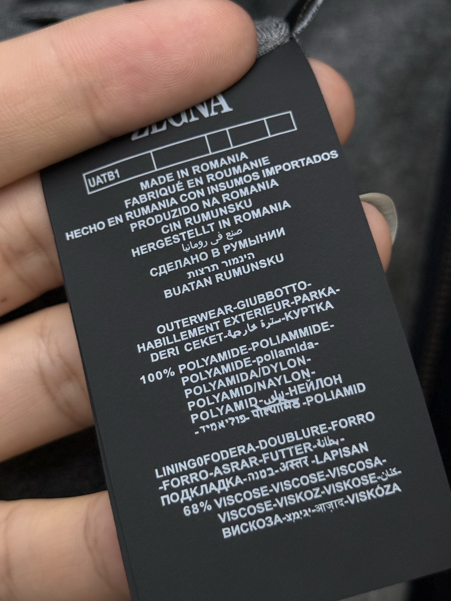 Zz·微纤维双面穿立领夹克外套、代工厂出品早秋新品这款夹克选用经典的“Brezza”版型，搭配微纤维面料