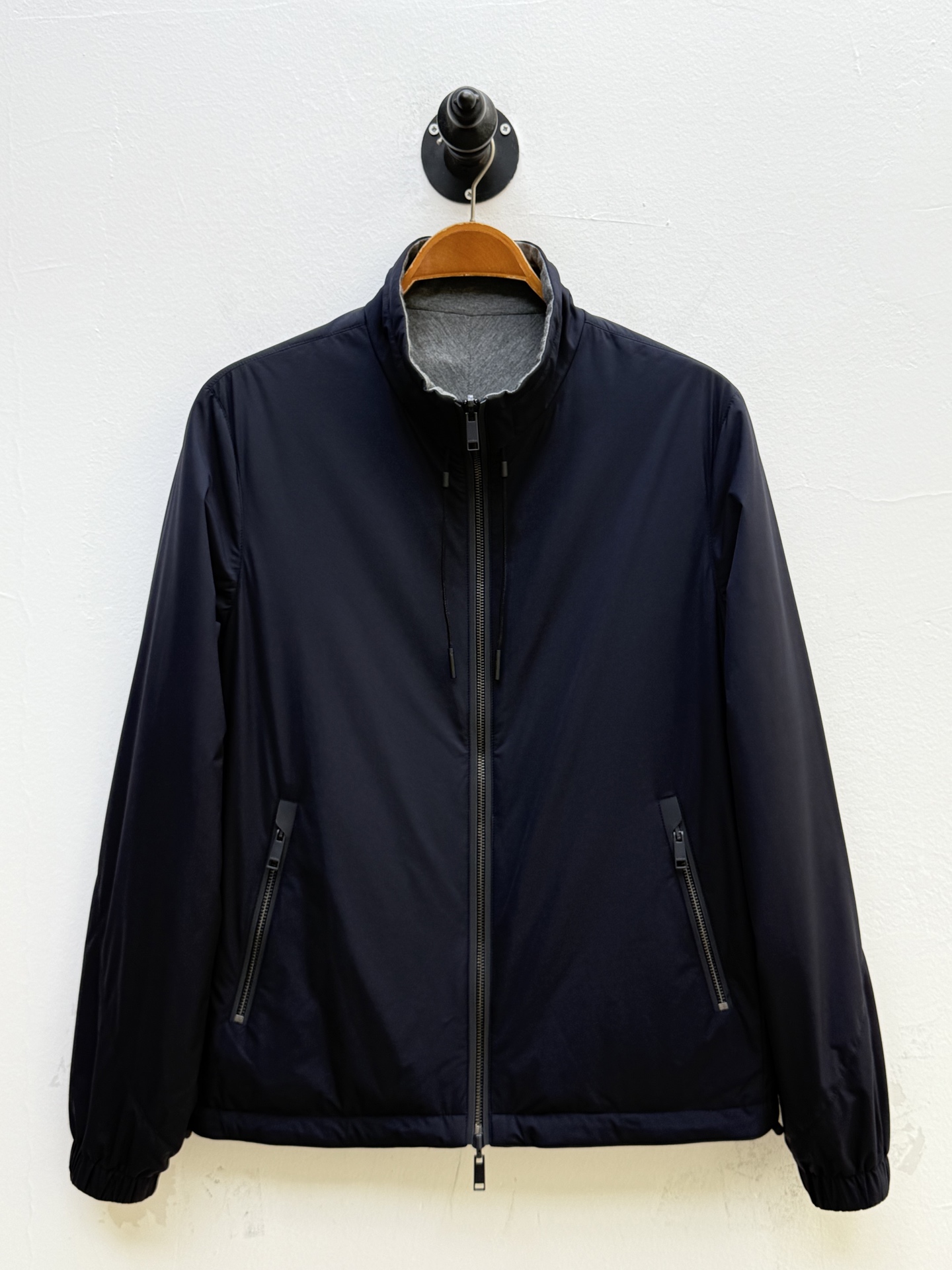 Zz·微纤维双面穿立领夹克外套、代工厂出品早秋新品这款夹克选用经典的“Brezza”版型，搭配微纤维面料