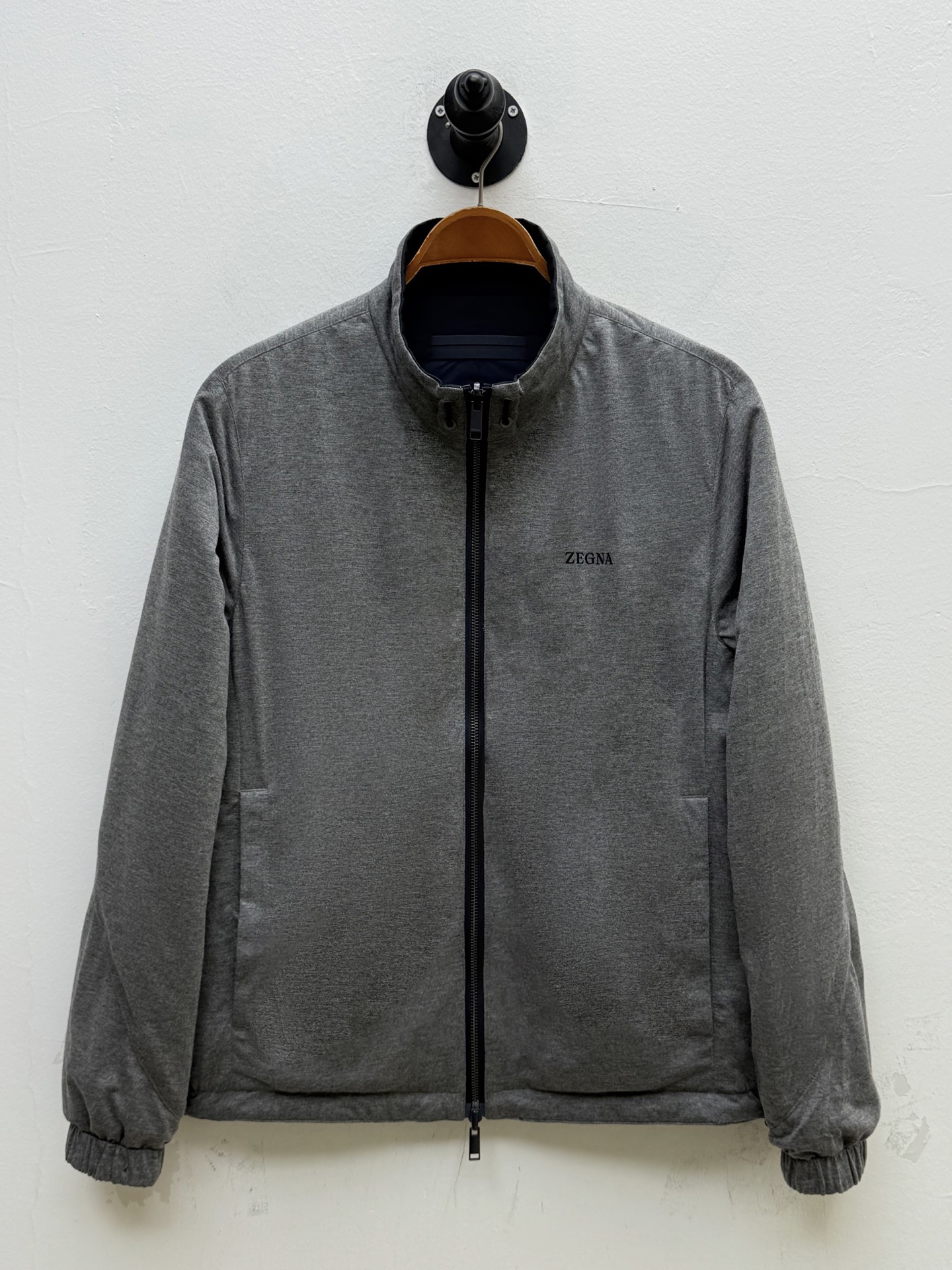 Zz·微纤维双面穿立领夹克外套、代工厂出品早秋新品这款夹克选用经典的“Brezza”版型，搭配微纤维面料