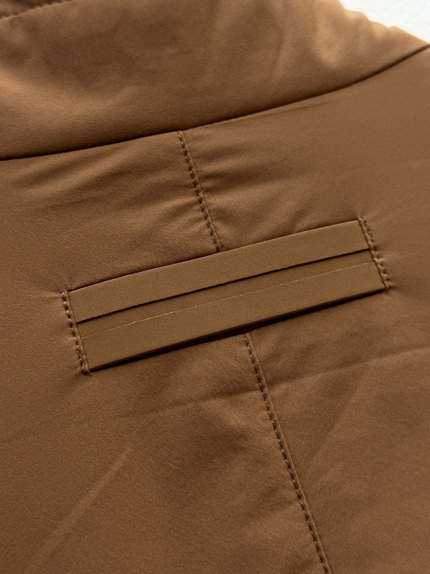 Zz·微纤维双面穿立领夹克外套、代工厂出品早秋新品这款夹克选用经典的“Brezza”版型，搭配微纤维面料