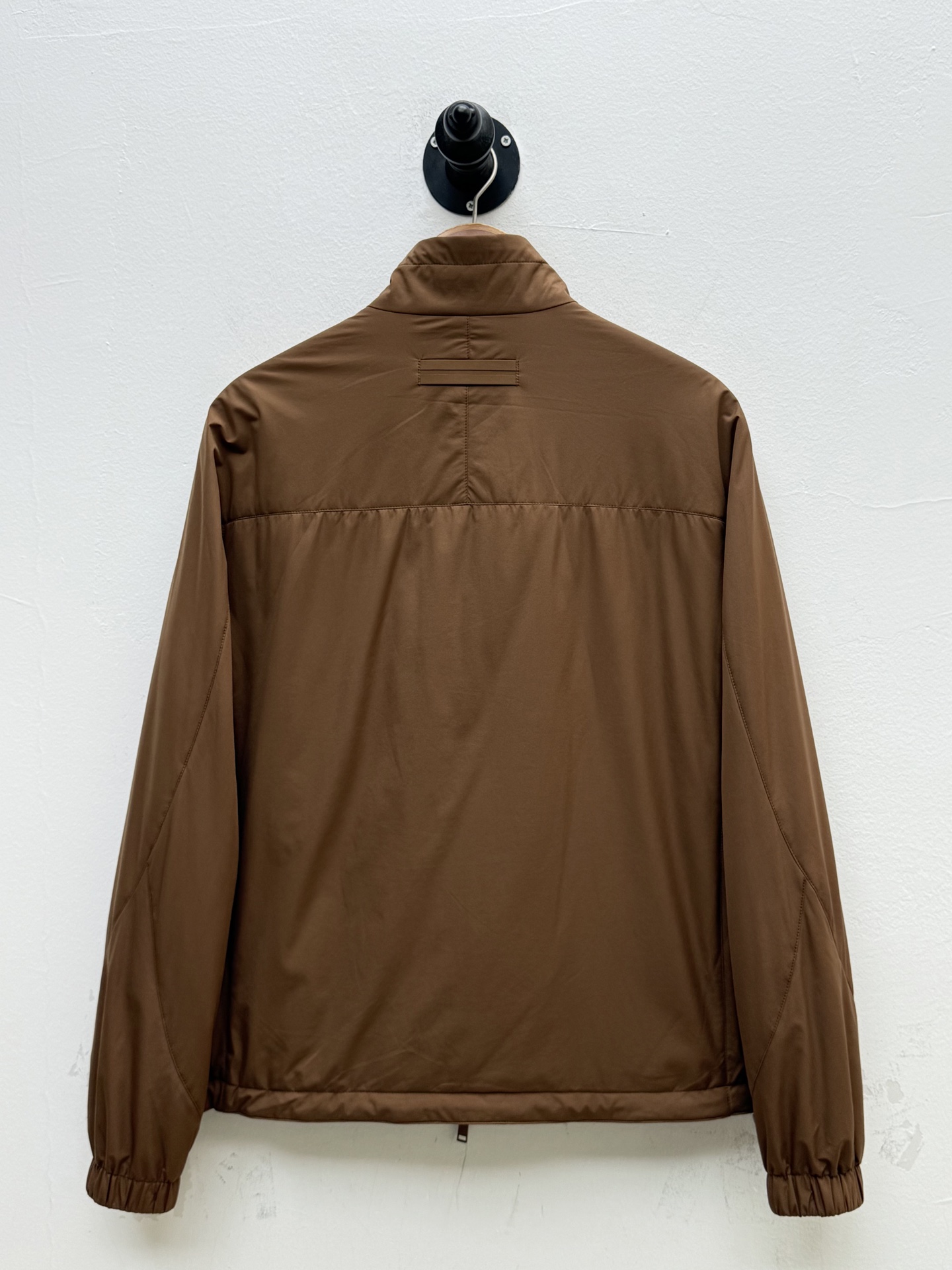 Zz·微纤维双面穿立领夹克外套、代工厂出品早秋新品这款夹克选用经典的“Brezza”版型，搭配微纤维面料