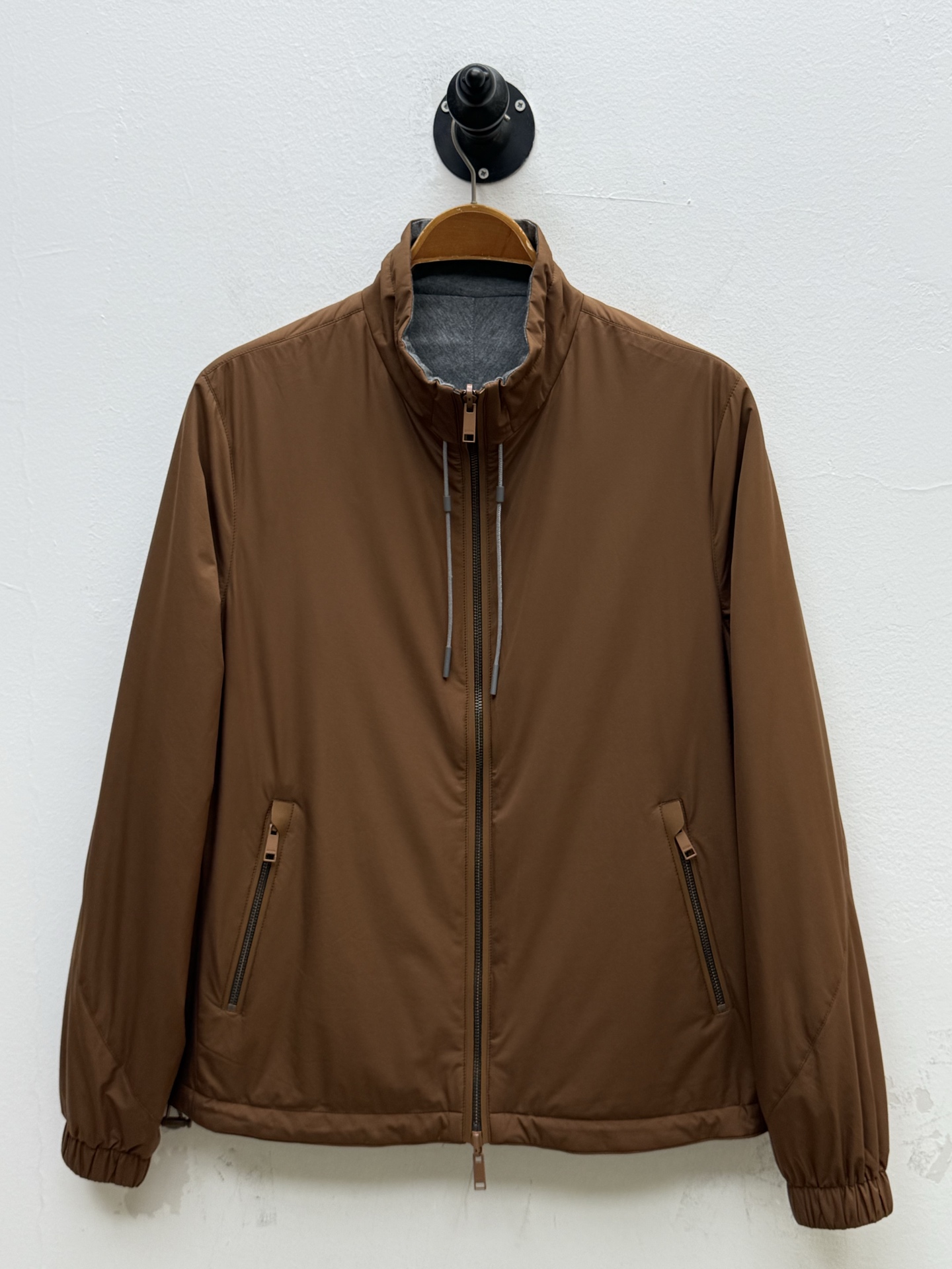 Zz·微纤维双面穿立领夹克外套、代工厂出品早秋新品这款夹克选用经典的“Brezza”版型，搭配微纤维面料