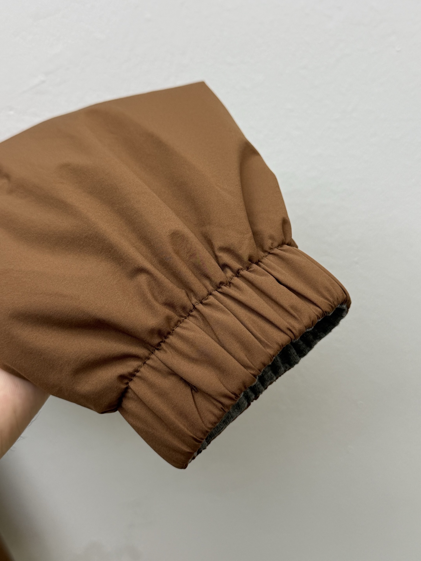 Zz·微纤维双面穿立领夹克外套、代工厂出品早秋新品这款夹克选用经典的“Brezza”版型，搭配微纤维面料