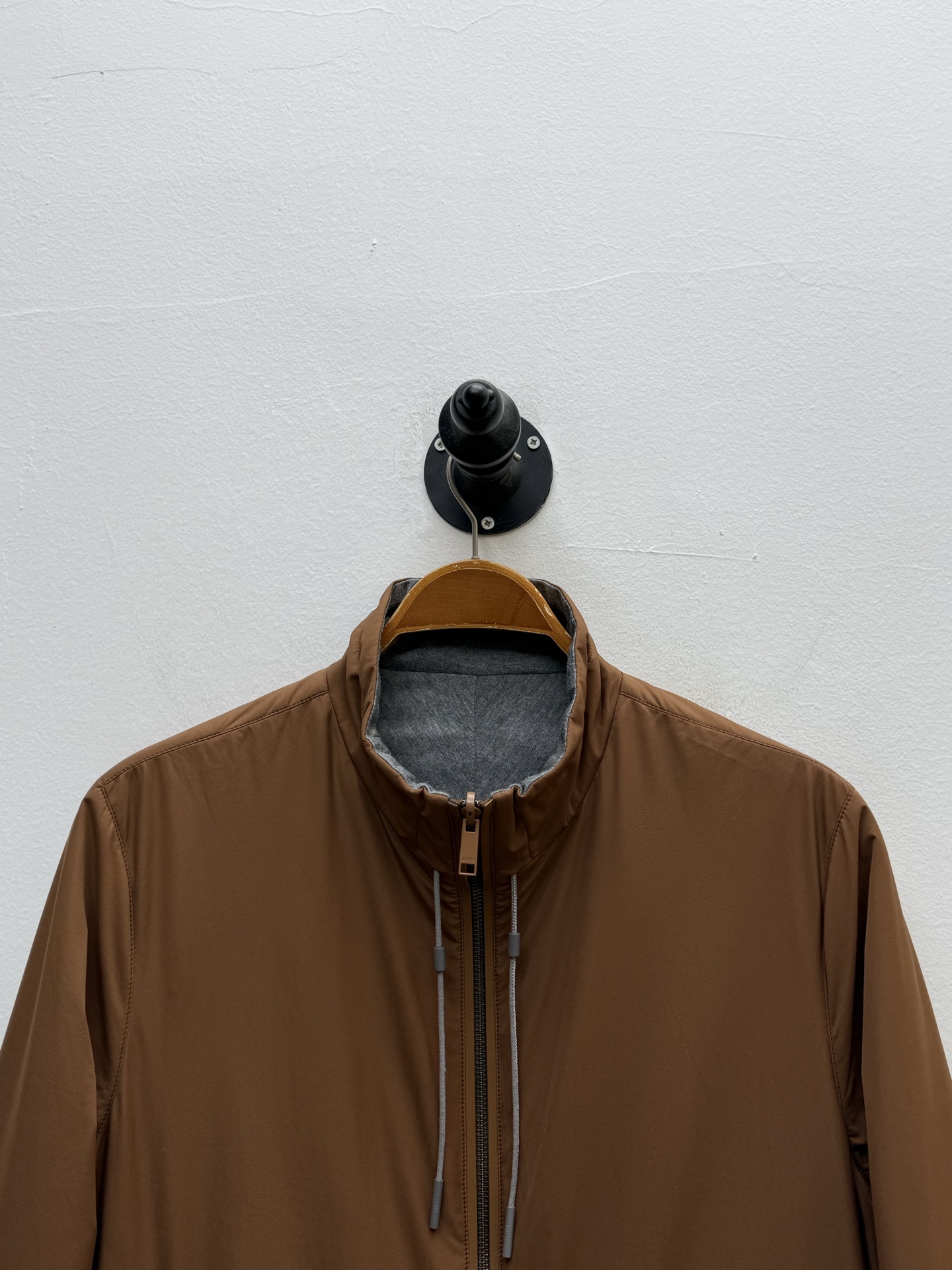 Zz·微纤维双面穿立领夹克外套、代工厂出品早秋新品这款夹克选用经典的“Brezza”版型，搭配微纤维面料