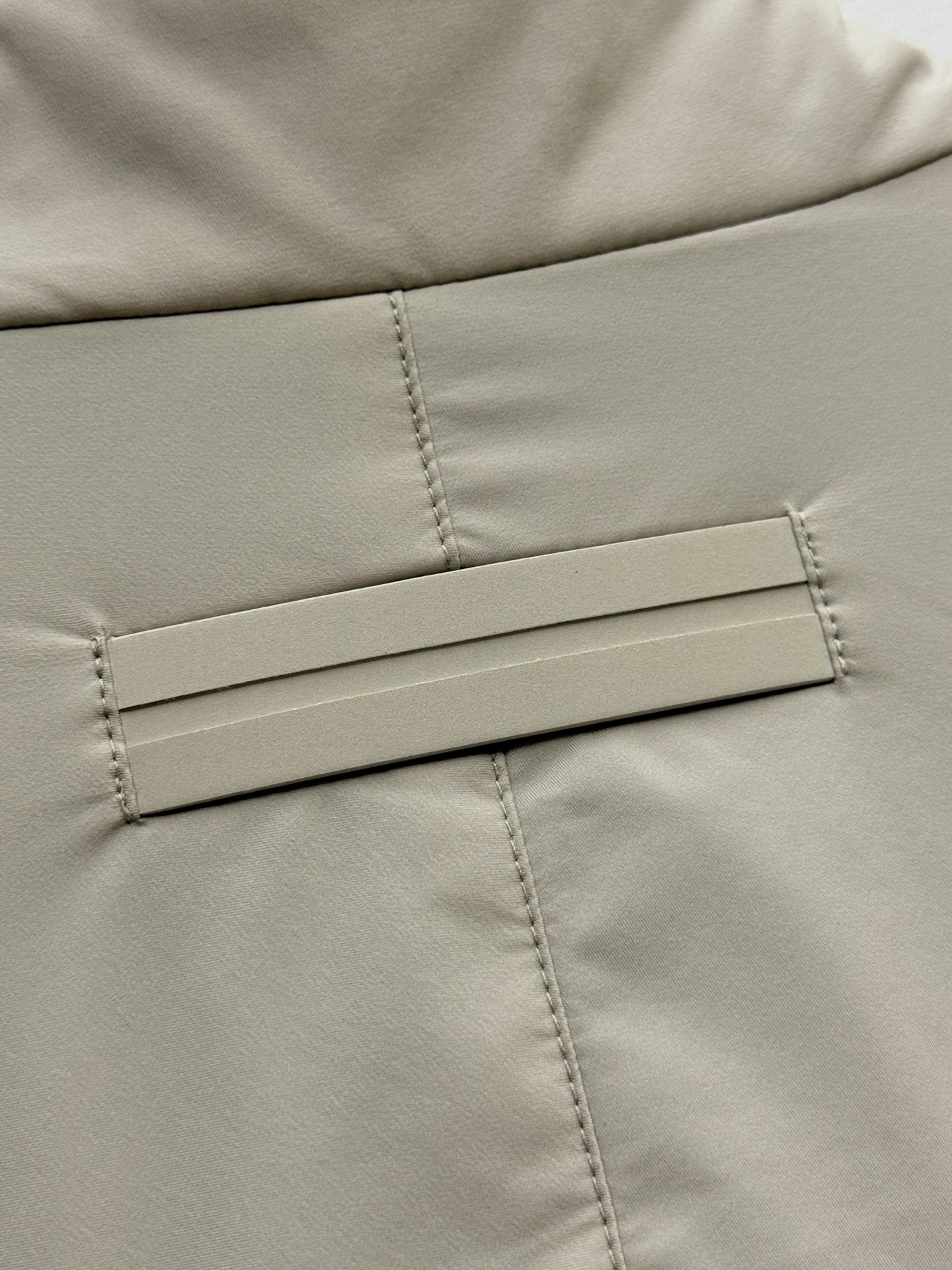 Zz·微纤维双面穿立领夹克外套、代工厂出品早秋新品这款夹克选用经典的“Brezza”版型，搭配微纤维面料