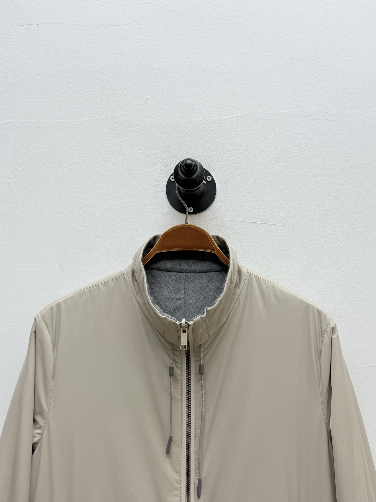 Zz·微纤维双面穿立领夹克外套、代工厂出品早秋新品这款夹克选用经典的“Brezza”版型，搭配微纤维面料