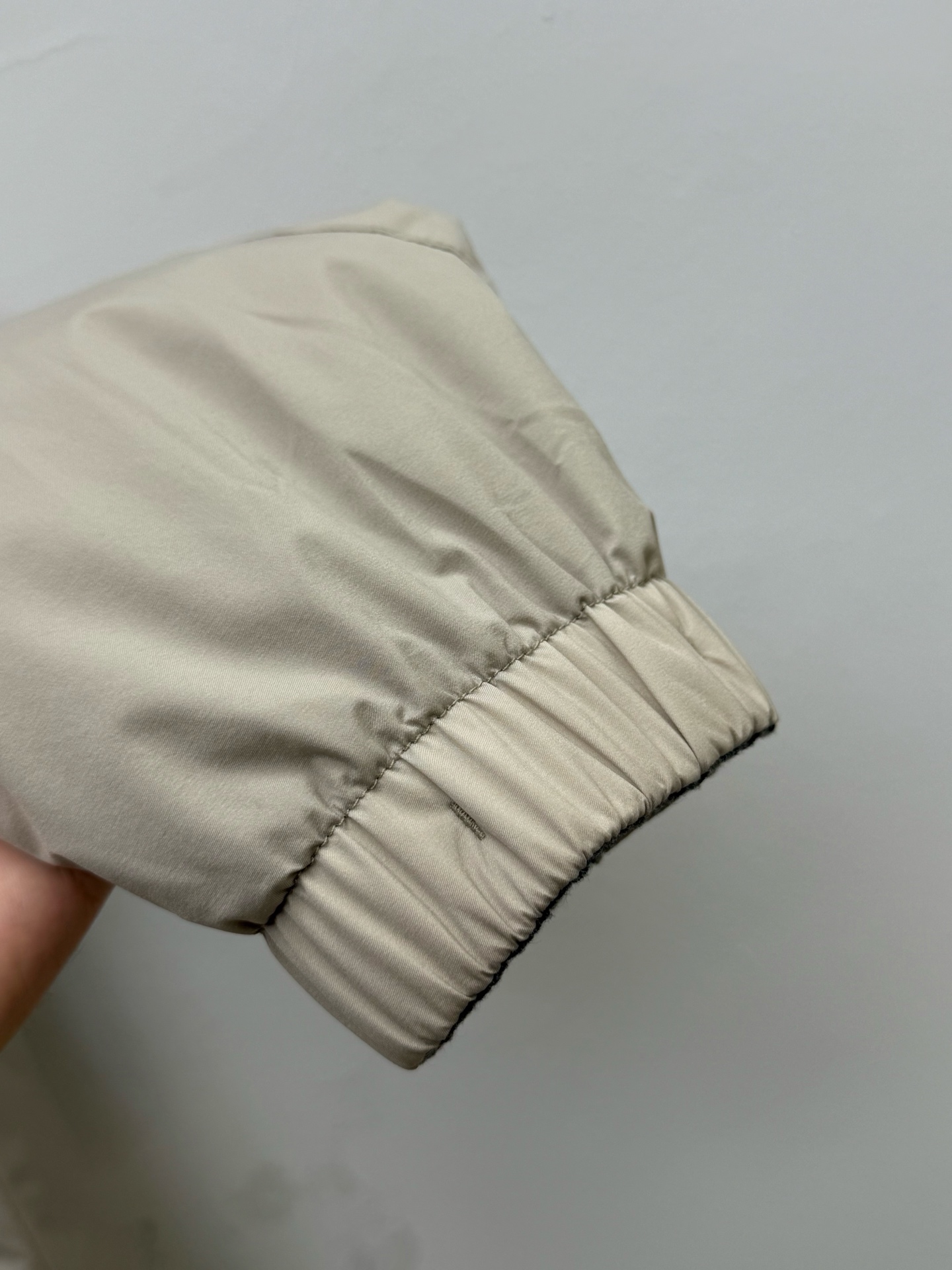 Zz·微纤维双面穿立领夹克外套、代工厂出品早秋新品这款夹克选用经典的“Brezza”版型，搭配微纤维面料