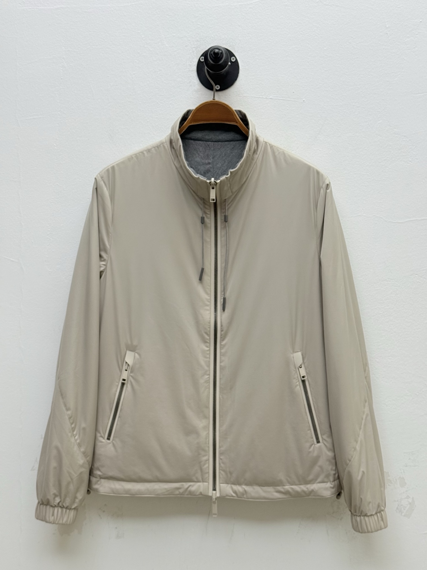 Zz·微纤维双面穿立领夹克外套、代工厂出品早秋新品这款夹克选用经典的“Brezza”版型，搭配微纤维面料