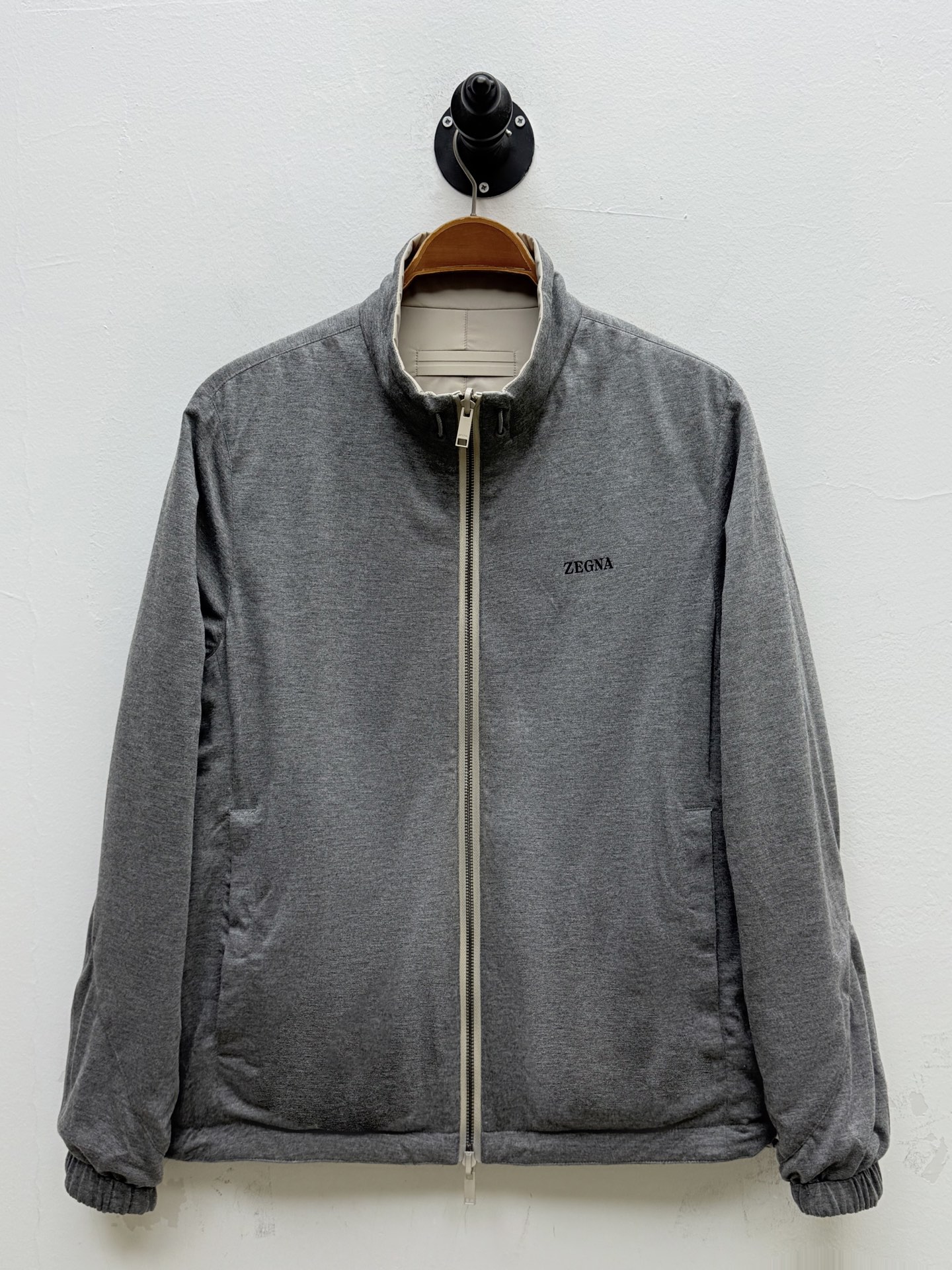 Zz·微纤维双面穿立领夹克外套、代工厂出品早秋新品这款夹克选用经典的“Brezza”版型，搭配微纤维面料