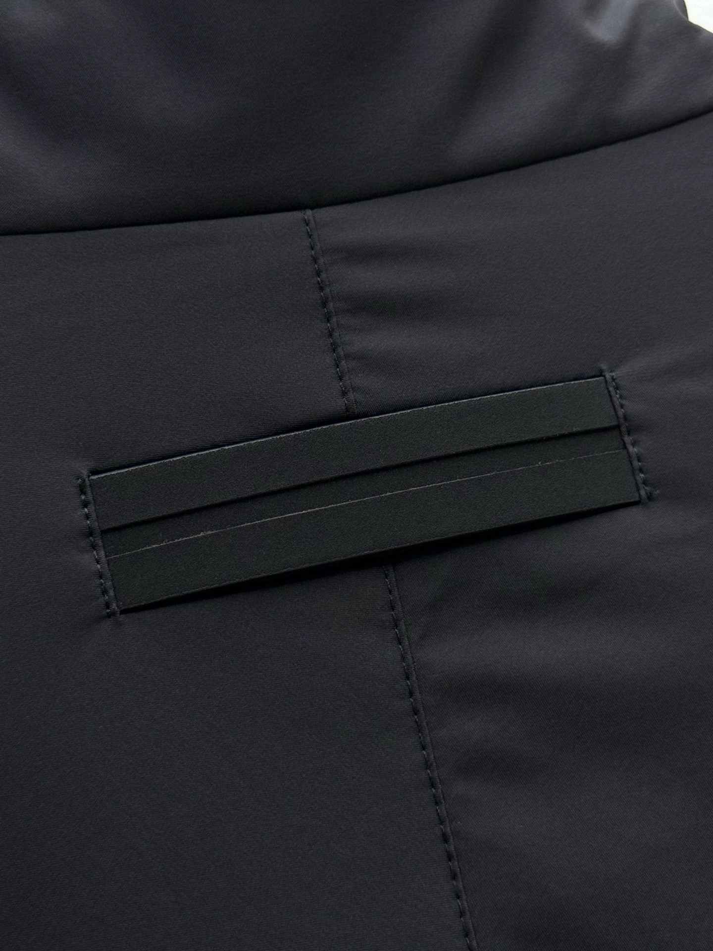 Zz·微纤维双面穿立领夹克外套、代工厂出品早秋新品这款夹克选用经典的“Brezza”版型，搭配微纤维面料