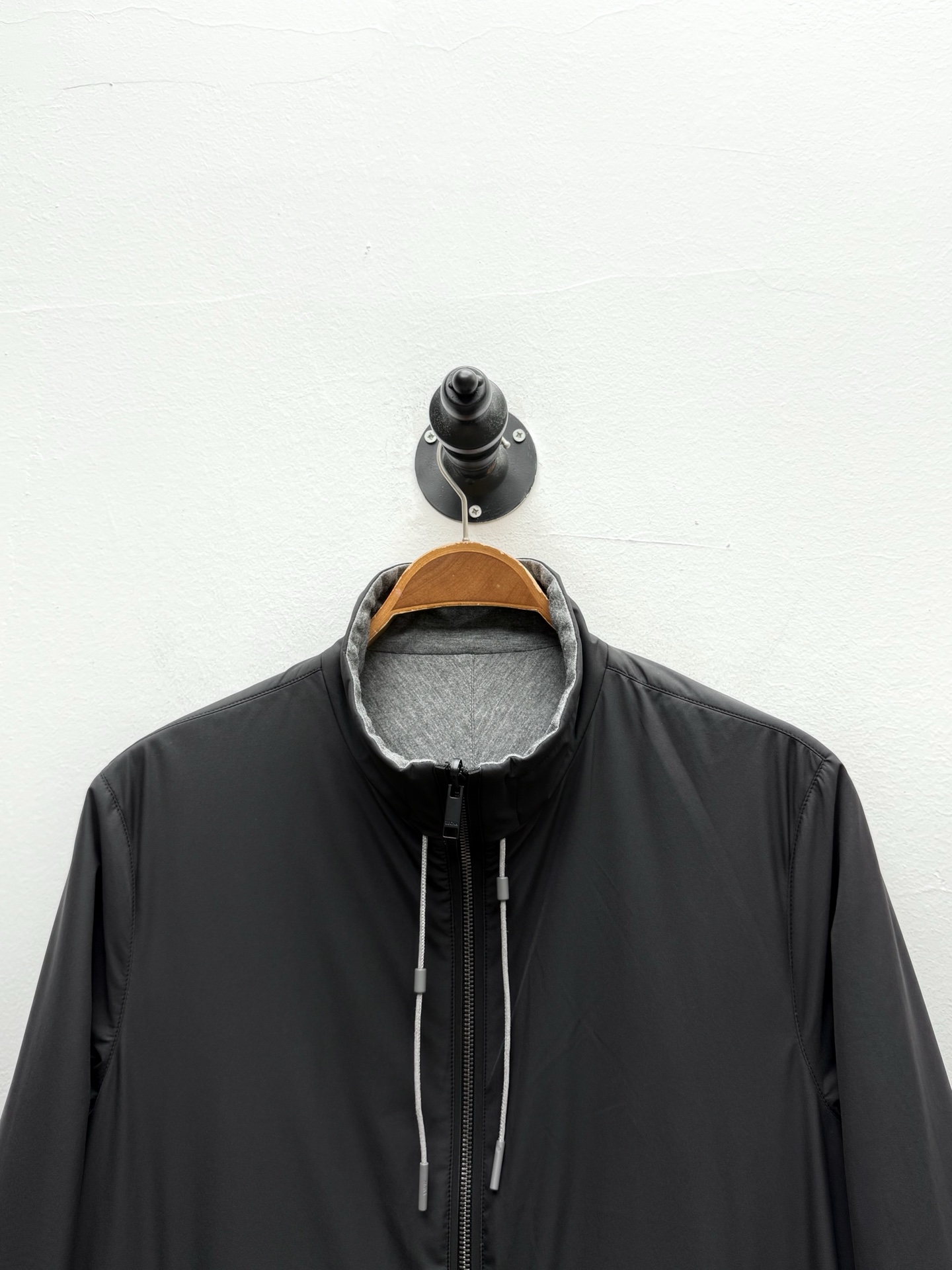 Zz·微纤维双面穿立领夹克外套、代工厂出品早秋新品这款夹克选用经典的“Brezza”版型，搭配微纤维面料