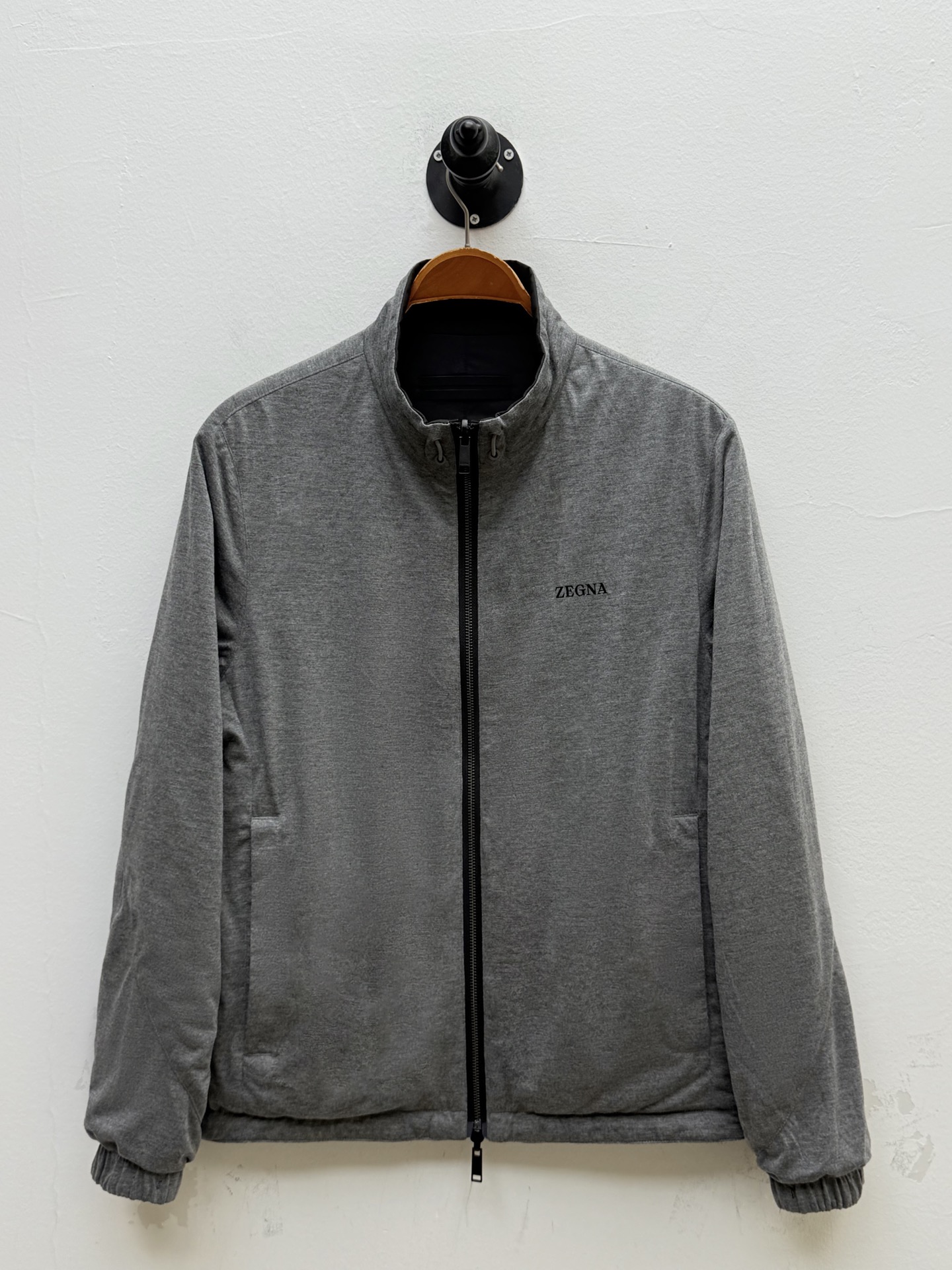 Zz·微纤维双面穿立领夹克外套、代工厂出品早秋新品这款夹克选用经典的“Brezza”版型，搭配微纤维面料