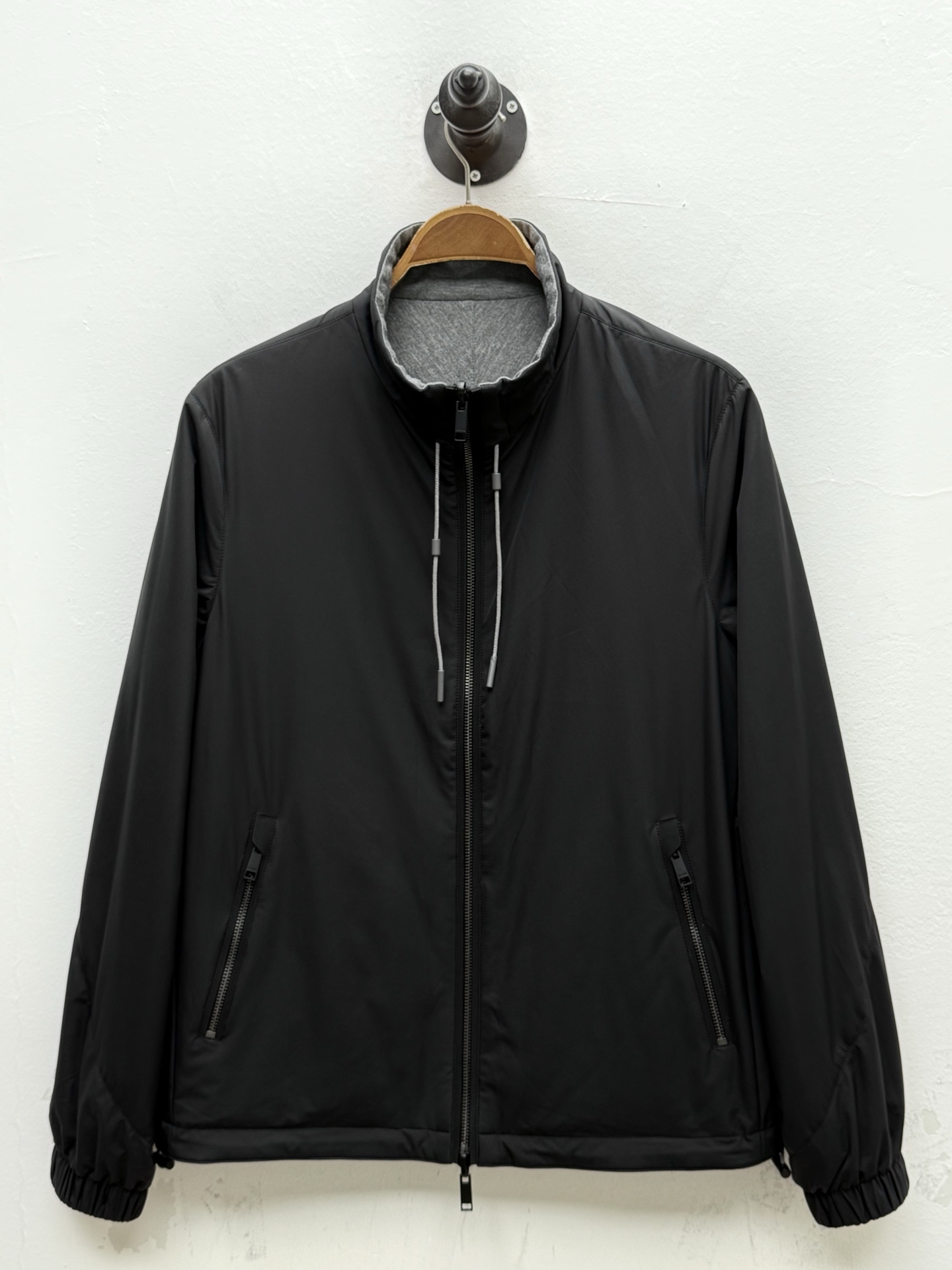 Zz·微纤维双面穿立领夹克外套、代工厂出品早秋新品这款夹克选用经典的“Brezza”版型，搭配微纤维面料