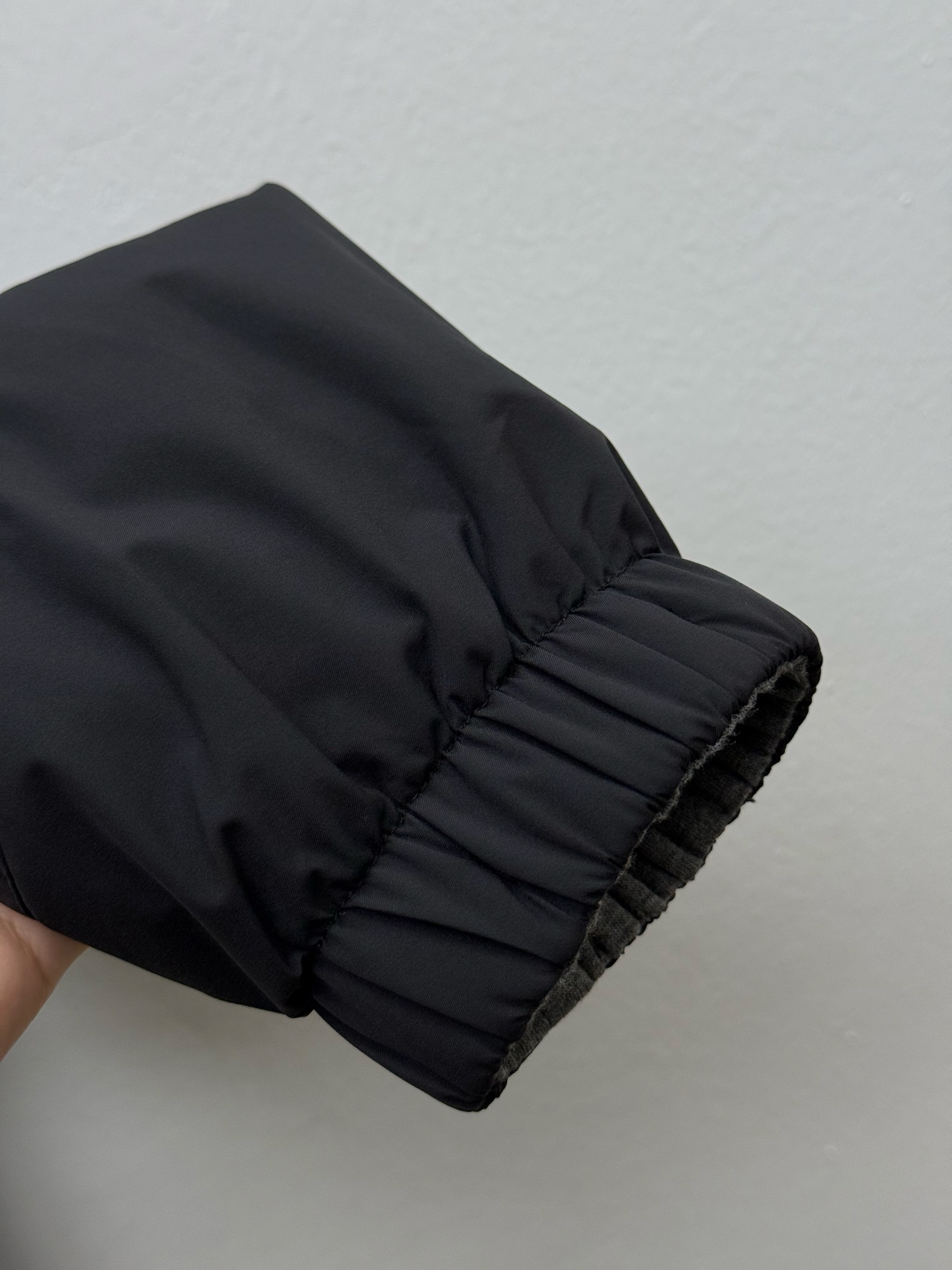 Zz·微纤维双面穿立领夹克外套、代工厂出品早秋新品这款夹克选用经典的“Brezza”版型，搭配微纤维面料