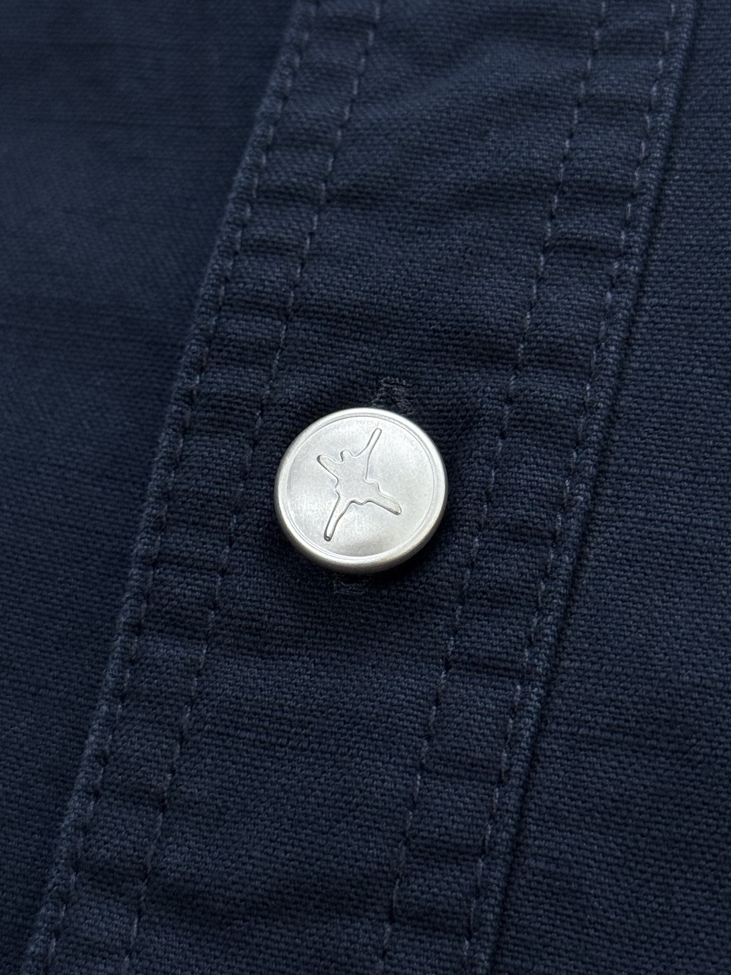 D。刺绣装饰棉质衬衫外套、代工厂出品 早春新品 这款外套选用经典的衬衫版型，配以风格休闲的衬衫领和胸袋，展现对优雅男装的