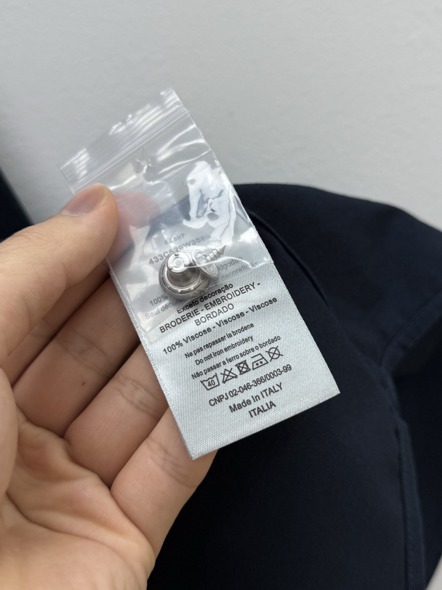 D。刺绣装饰棉质衬衫外套、代工厂出品 早春新品 这款外套选用经典的衬衫版型，配以风格休闲的衬衫领和胸袋，展现对优雅男装的