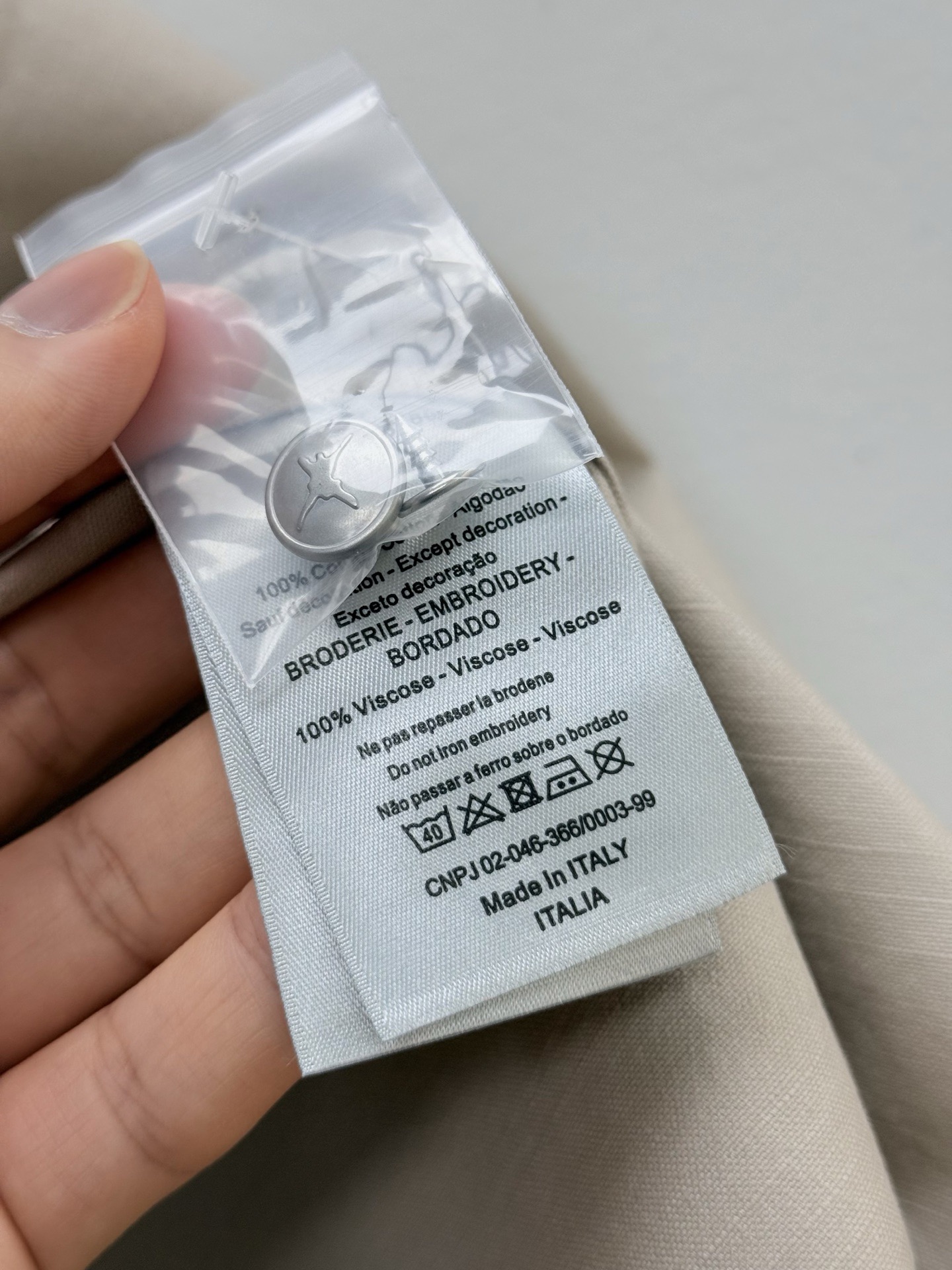 D。刺绣装饰棉质衬衫外套、代工厂出品 早春新品 这款外套选用经典的衬衫版型，配以风格休闲的衬衫领和胸袋，展现对优雅男装的