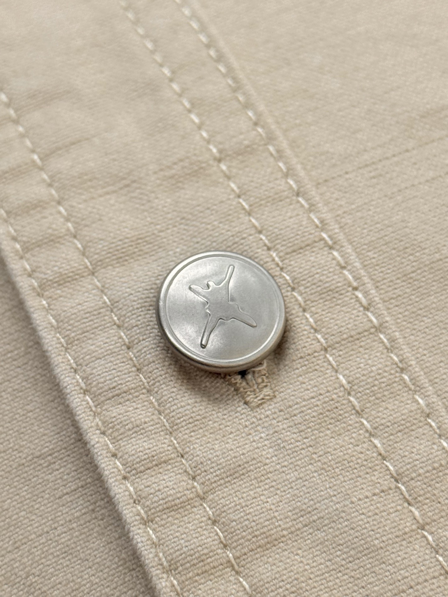 D。刺绣装饰棉质衬衫外套、代工厂出品 早春新品 这款外套选用经典的衬衫版型，配以风格休闲的衬衫领和胸袋，展现对优雅男装的