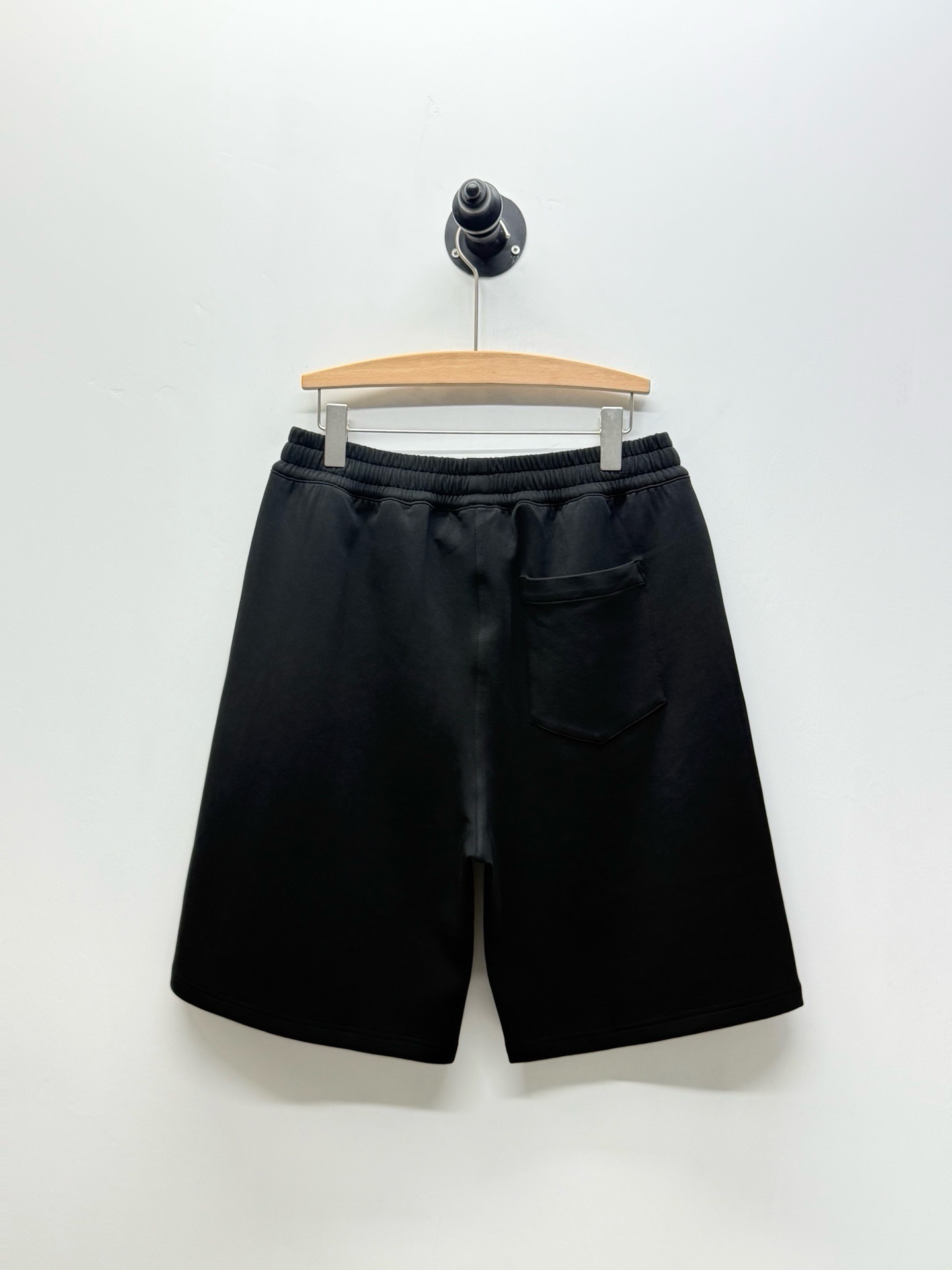 Giv·印花装饰抽绳廓形短裤、代工厂出品 夏季新品 这款短裤以极简廓形为画布，通过裤腿处的StamP印花实现品牌符号的克