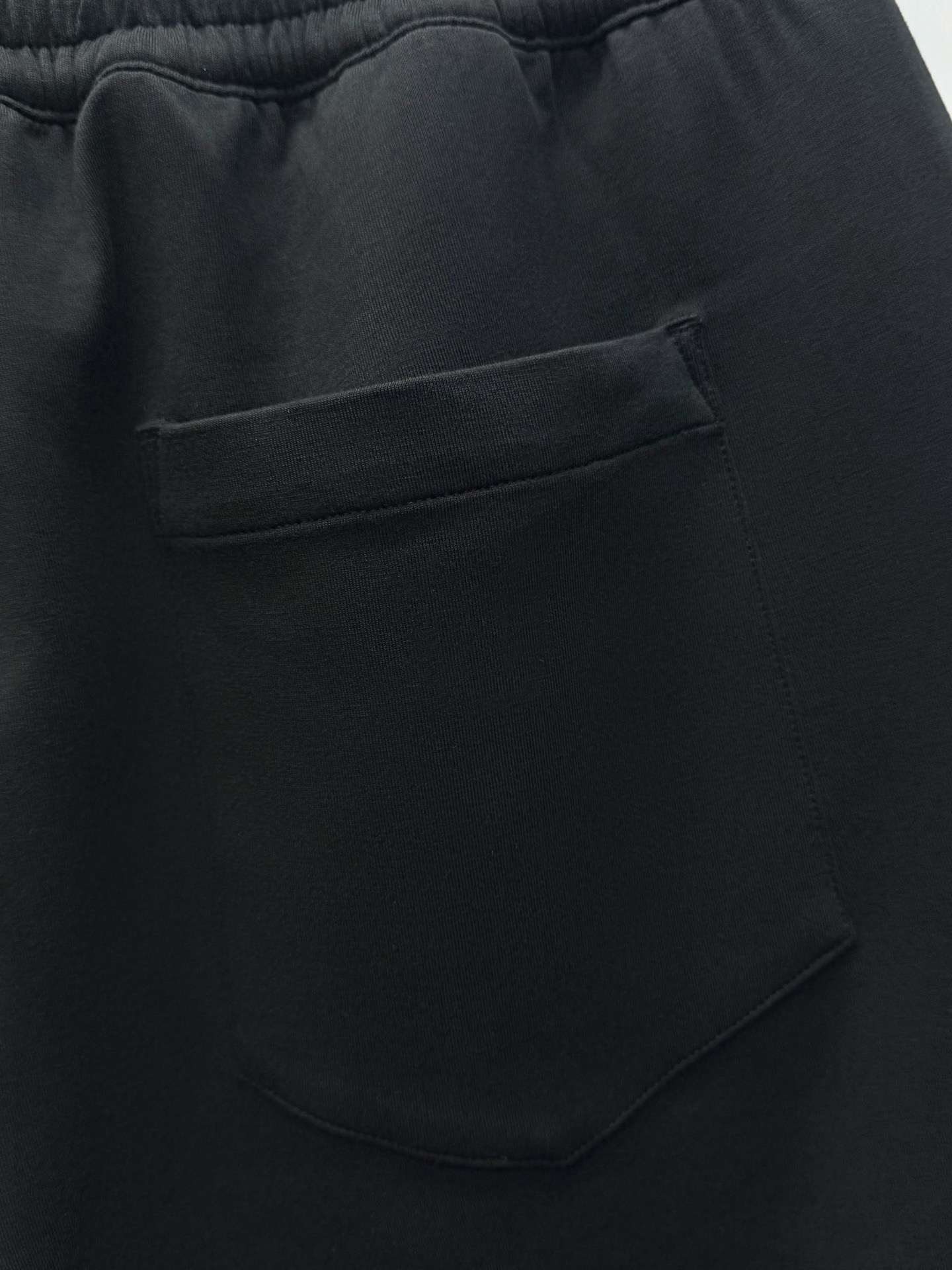 Giv·印花装饰抽绳廓形短裤、代工厂出品 夏季新品 这款短裤以极简廓形为画布，通过裤腿处的StamP印花实现品牌符号的克