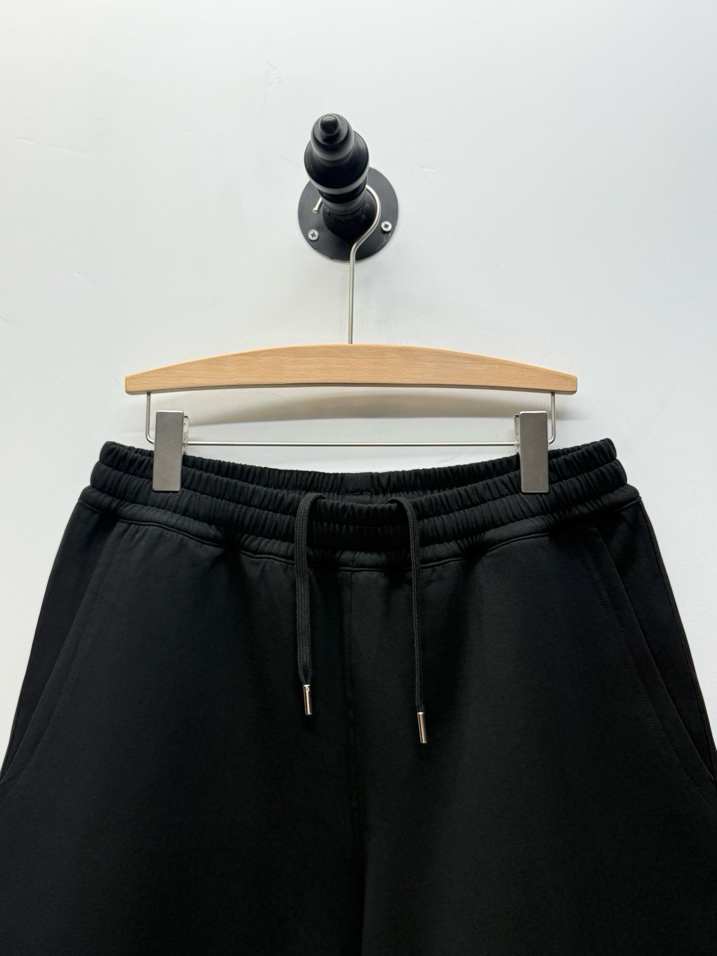 Giv·印花装饰抽绳廓形短裤、代工厂出品 夏季新品 这款短裤以极简廓形为画布，通过裤腿处的StamP印花实现品牌符号的克