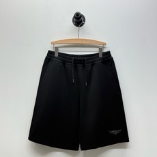 Giv·印花装饰抽绳廓形短裤、代工厂出品 夏季新品 这款短裤以极简廓形为画布,通过裤腿处的StamP印花实现品牌符号的克 Giv·印花装饰抽绳廓形短裤、代工厂出品 夏季新品 这款短裤以极简廓形为画布,通过裤腿处的StamP印花实现品牌符号的克