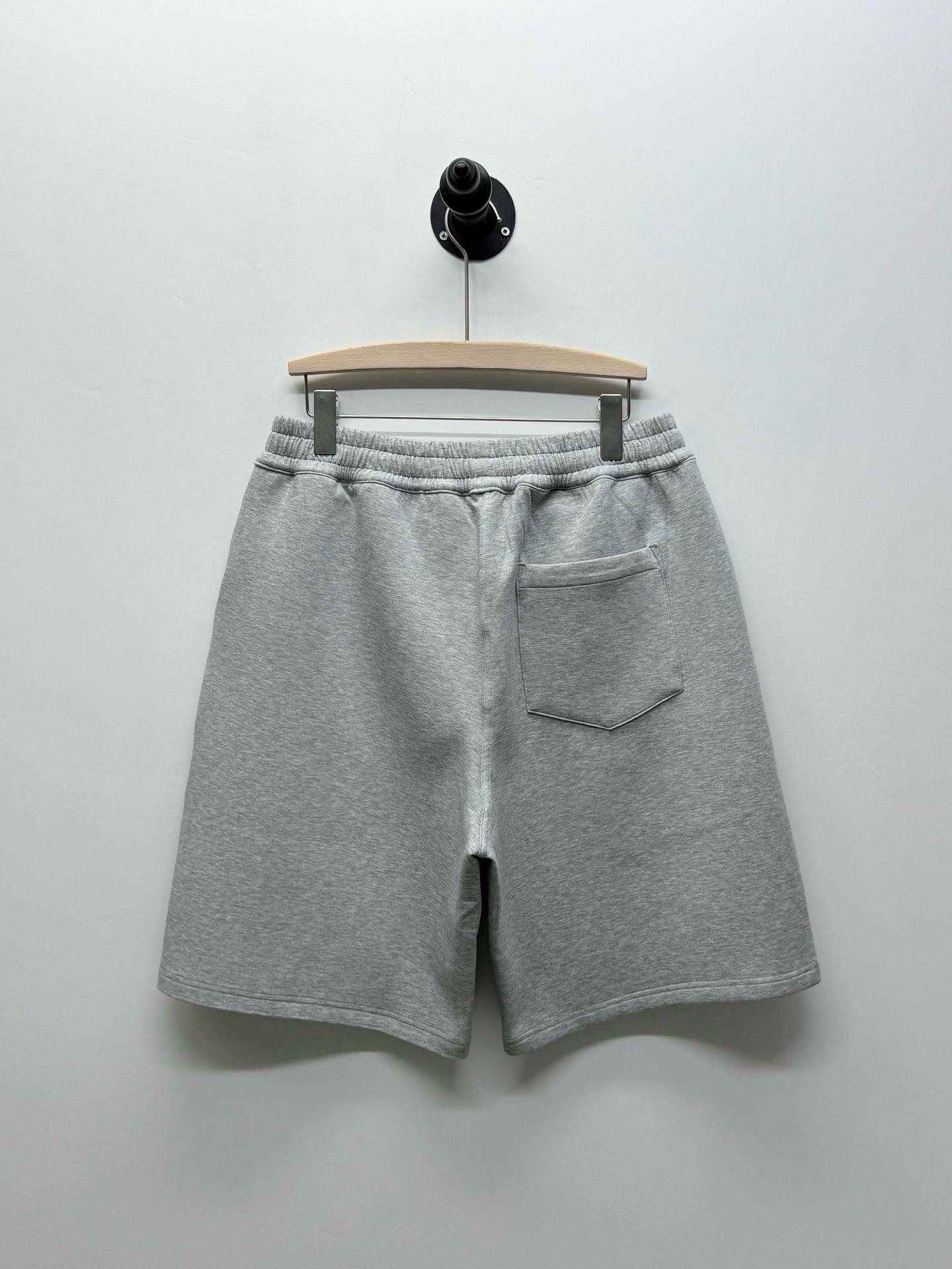 Giv·印花装饰抽绳廓形短裤、代工厂出品 夏季新品 这款短裤以极简廓形为画布，通过裤腿处的StamP印花实现品牌符号的克