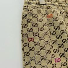 Gu·双G提花抽绳短裤、代工厂出品。 夏季新品 这款短裤以品牌经典双G Logo为核心设计元素,通过提花工艺覆盖裤身,图 Gu·双G提花抽绳短裤、代工厂出品。 夏季新品 这款短裤以品牌经典双G Logo为核心设计元素,通过提花工艺覆盖裤身,图