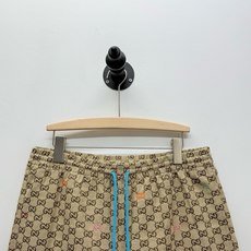 Gu·双G提花抽绳短裤、代工厂出品。 夏季新品 这款短裤以品牌经典双G Logo为核心设计元素,通过提花工艺覆盖裤身,图 Gu·双G提花抽绳短裤、代工厂出品。 夏季新品 这款短裤以品牌经典双G Logo为核心设计元素,通过提花工艺覆盖裤身,图